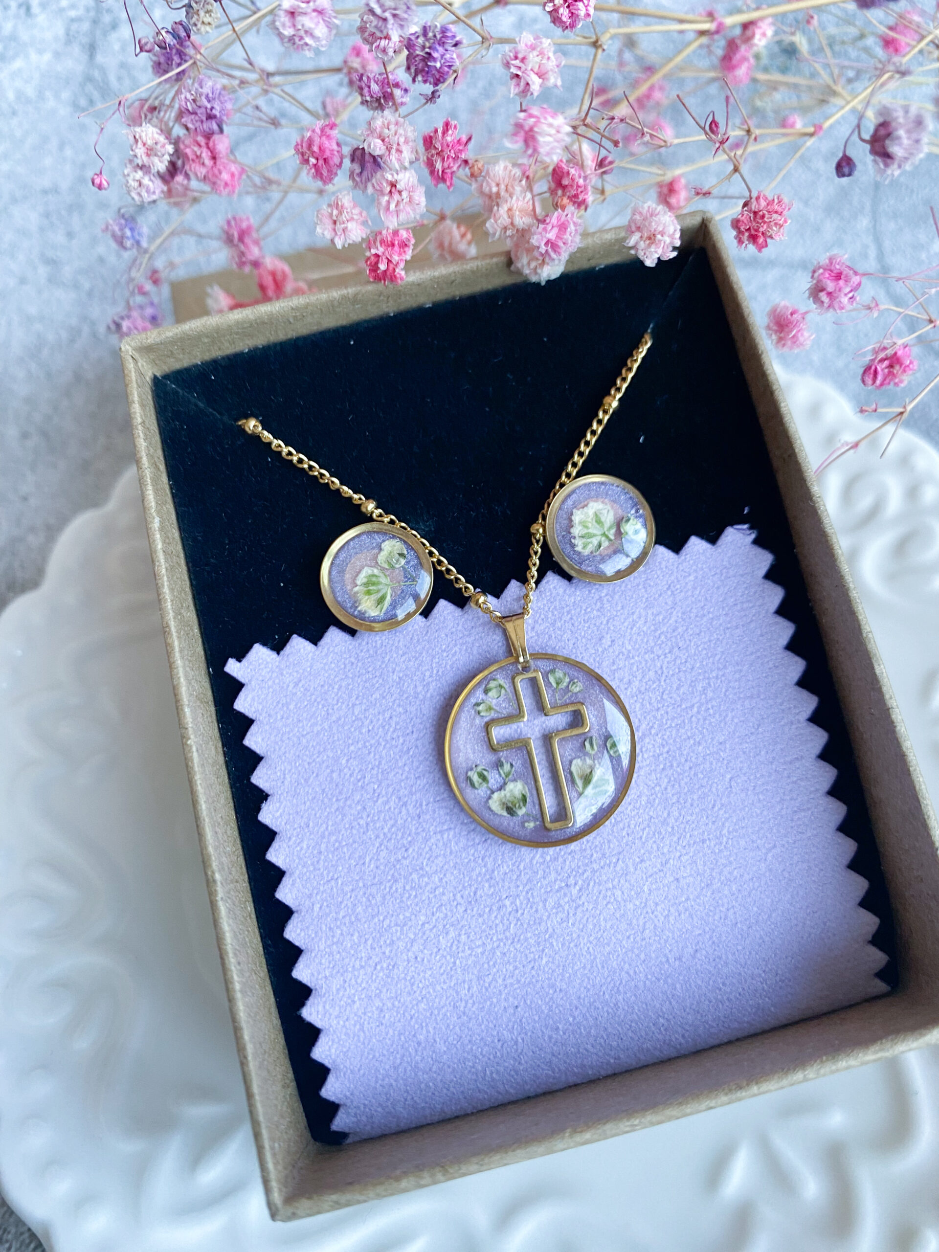 Zestaw z białą gipsówką i krzyżykiem - obrazek 4