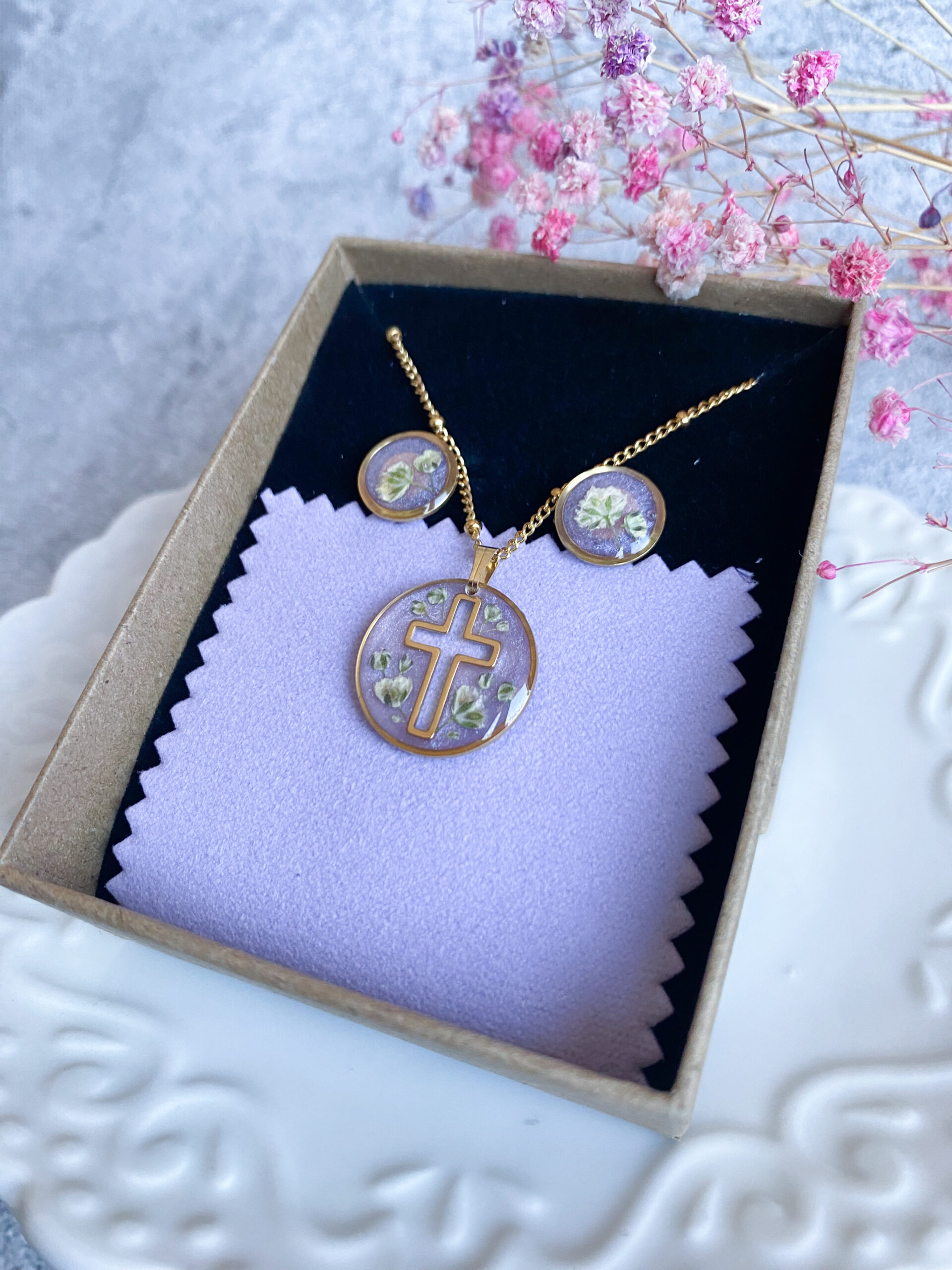 Zestaw z białą gipsówką i krzyżykiem - obrazek 3