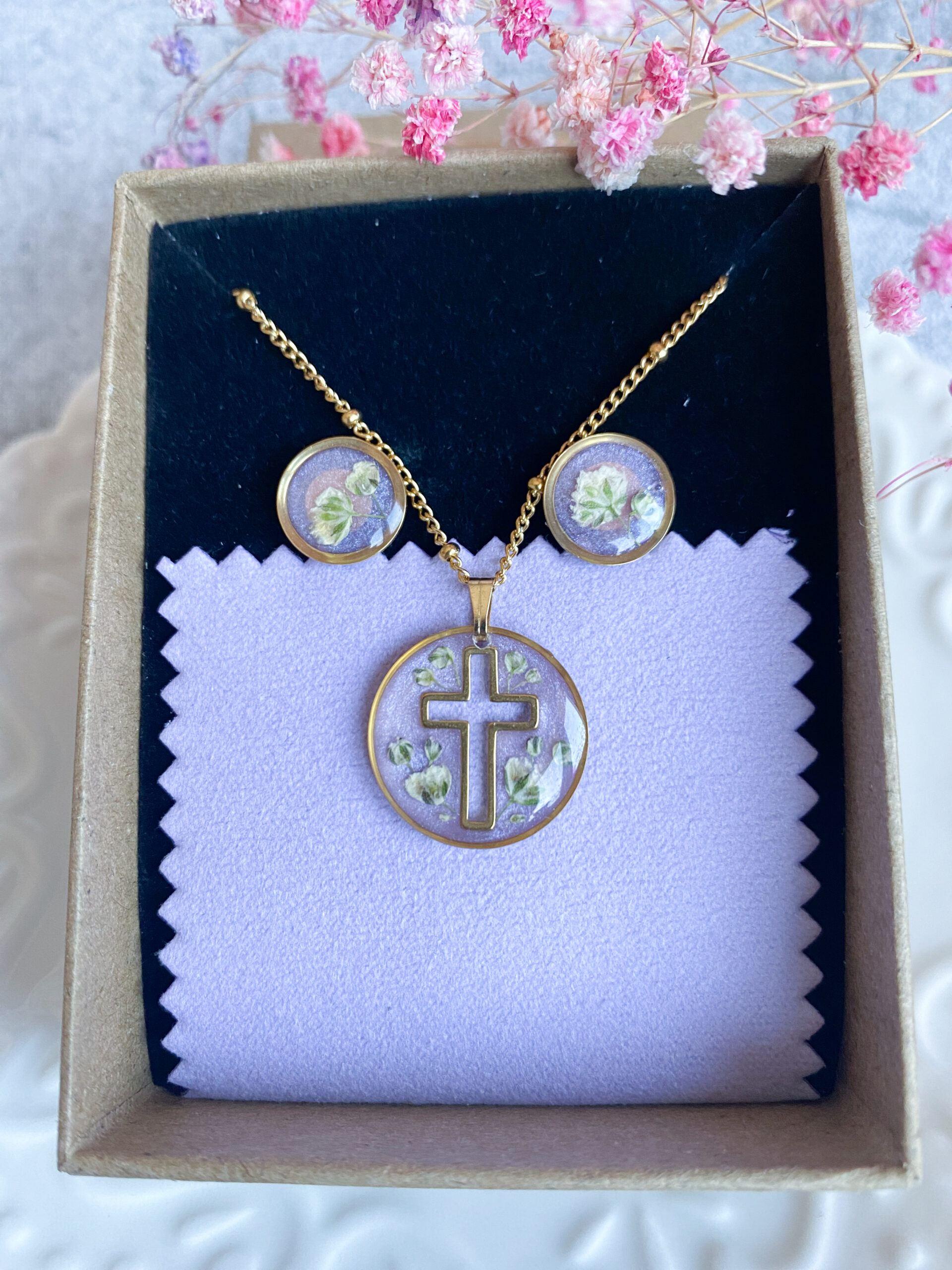 Zestaw z białą gipsówką i krzyżykiem - obrazek 2