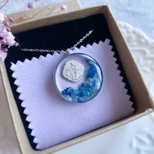 Zawieszka z gipsówką i medalikiem