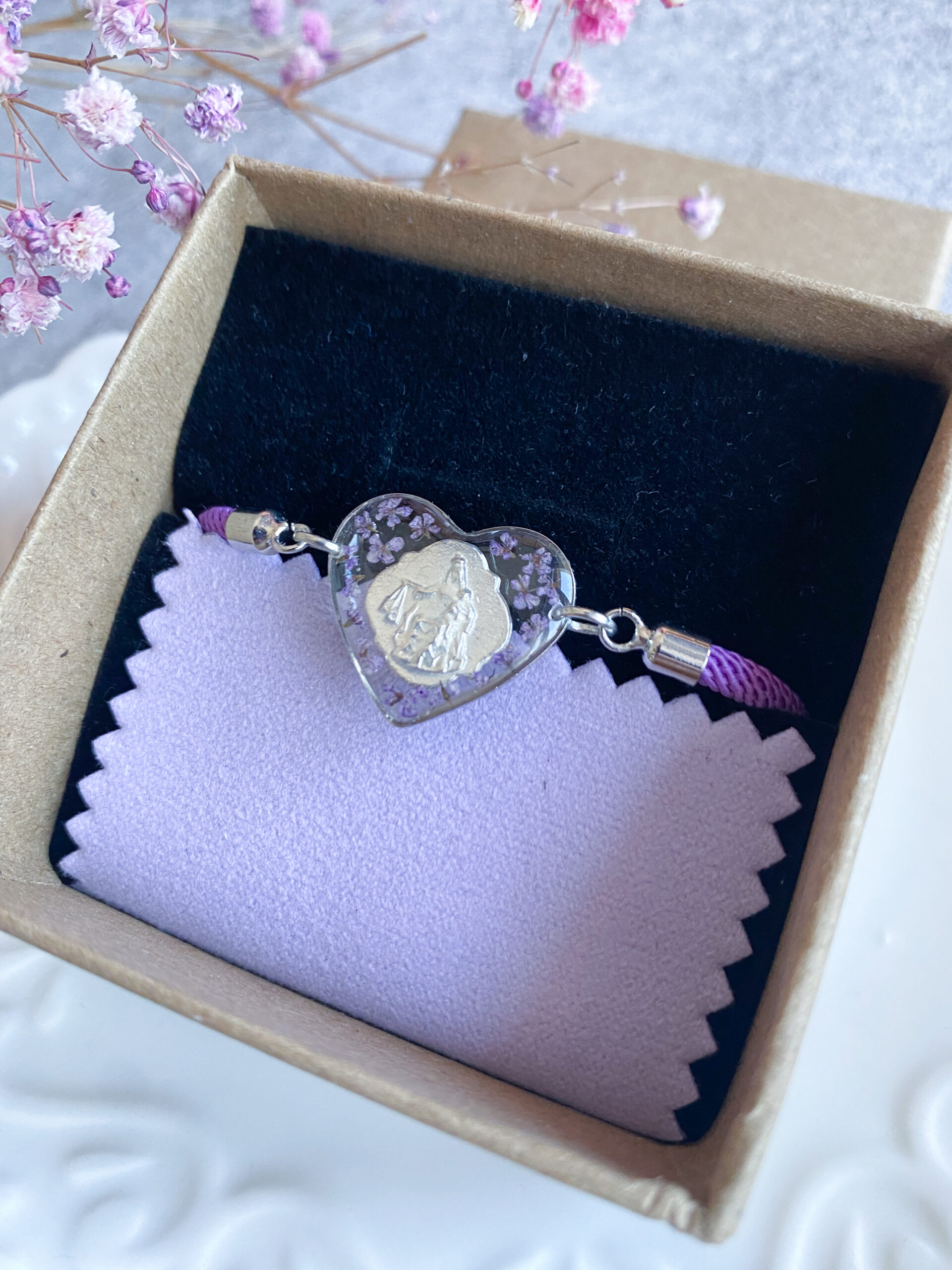 Bransoletka z fioletową marchwią i medalikiem - obrazek 3