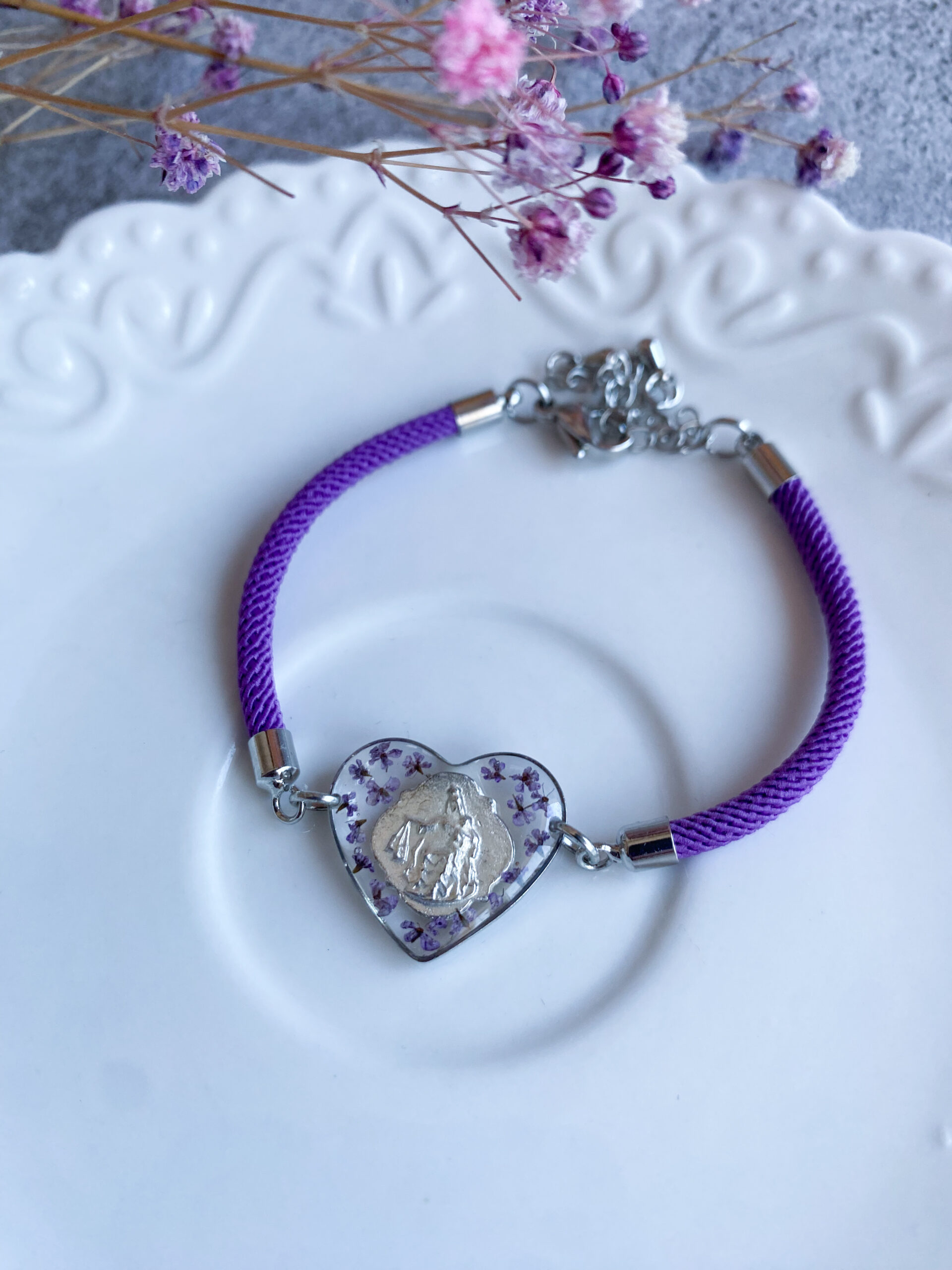 Bransoletka z fioletową marchwią i medalikiem - obrazek 4