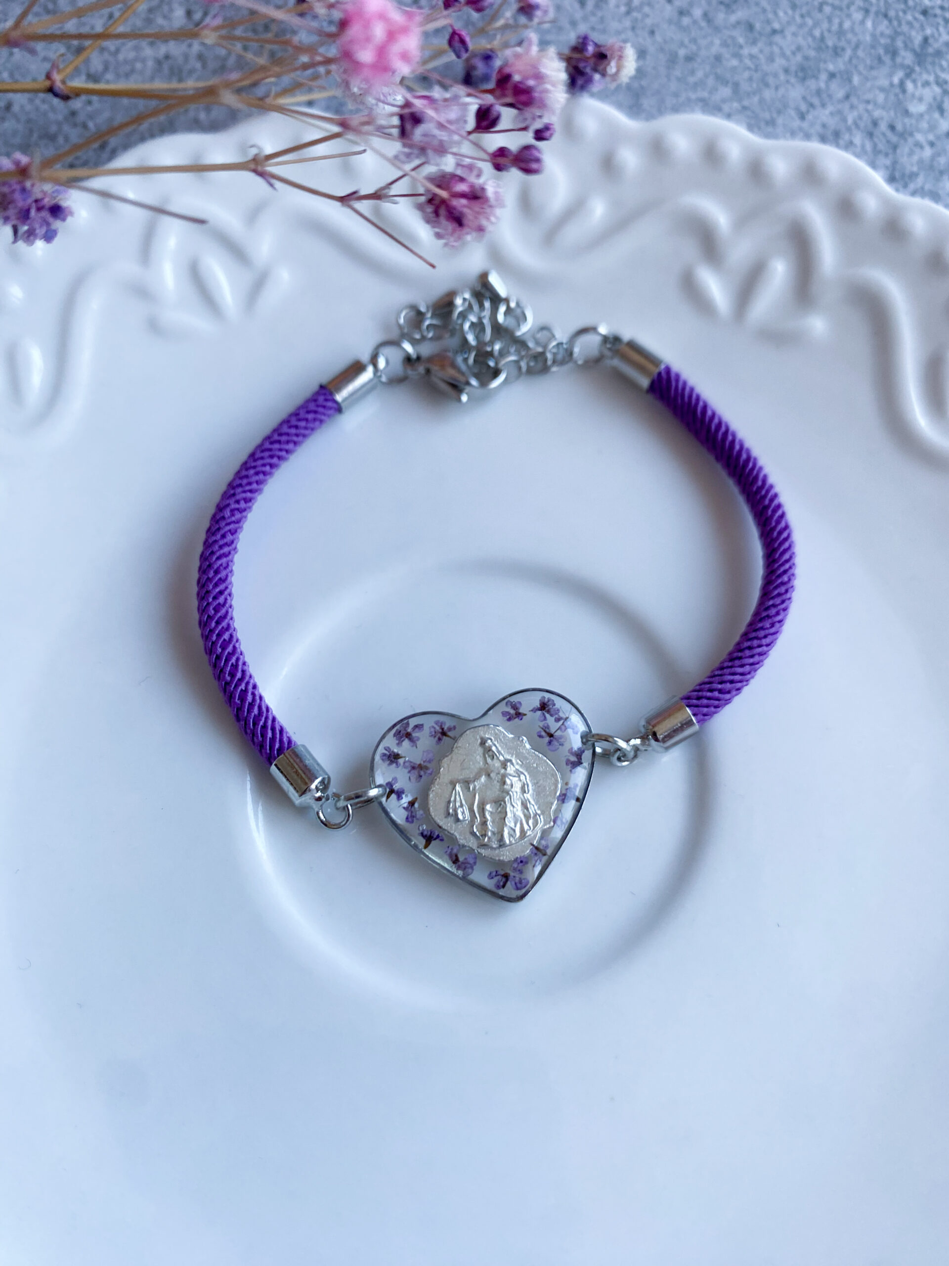 Bransoletka z fioletową marchwią i medalikiem - obrazek 5