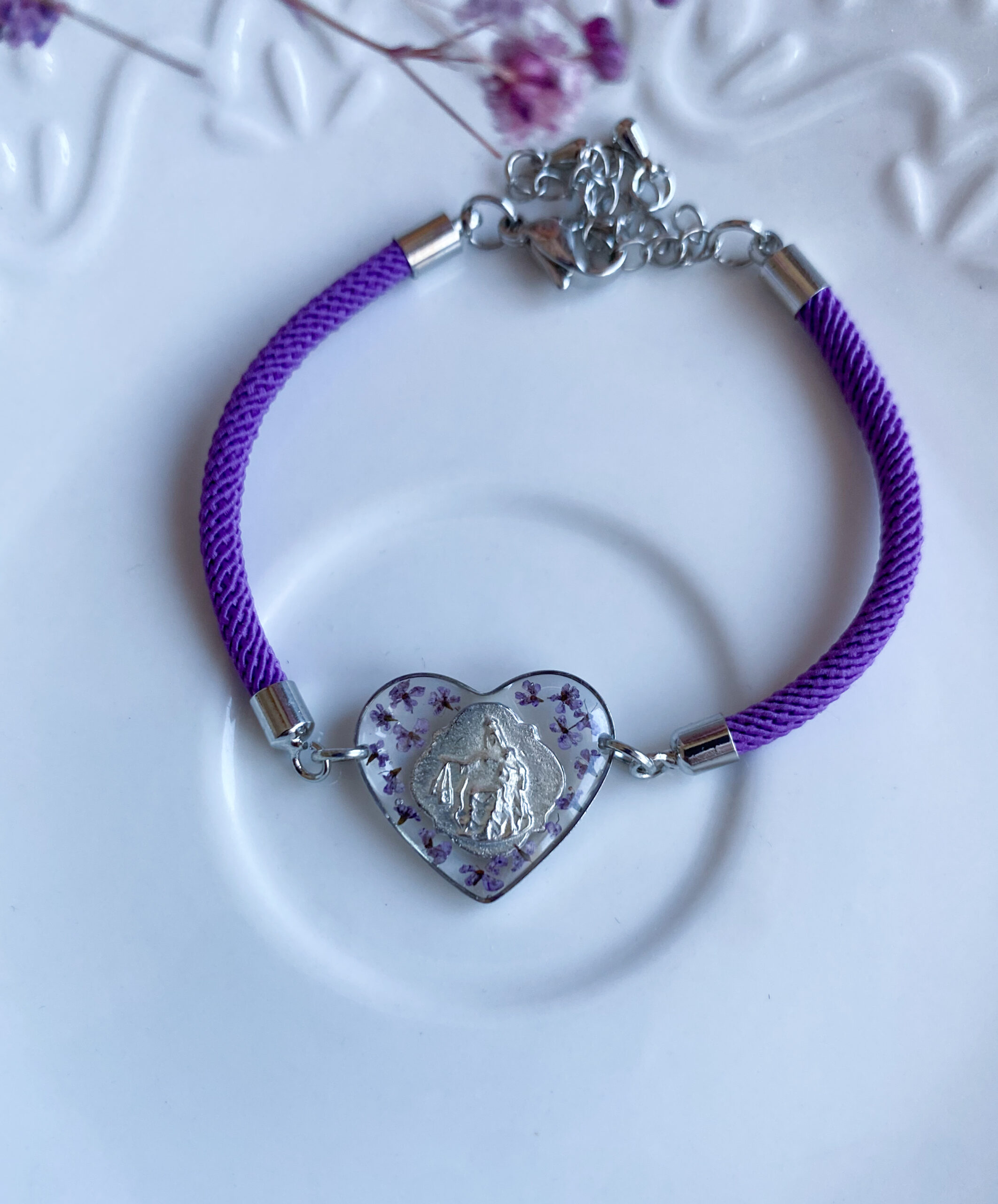 Bransoletka z fioletową marchwią i medalikiem - obrazek 6