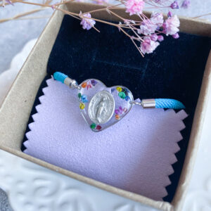 Bransoletka z kolorową gipsówką i medalikiem