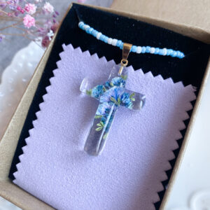 Zawieszka krzyżyk z niebieską gipsówką