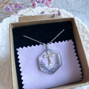 Zawieszka z kwiatem marchwii i krzyżykiem