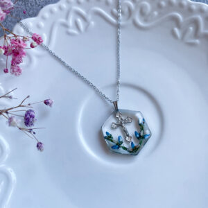 Zawieszka z wrzosami i krzyżykiem