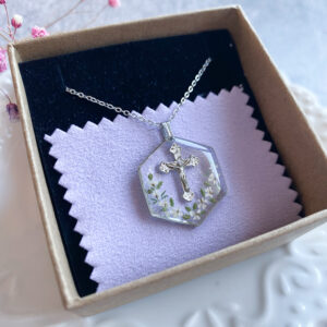 Zawieszka z kwiatem marchwii i krzyżykiem