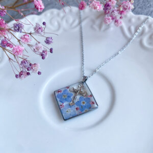 Zawieszka z niezapominajkami i krzyżykiem II