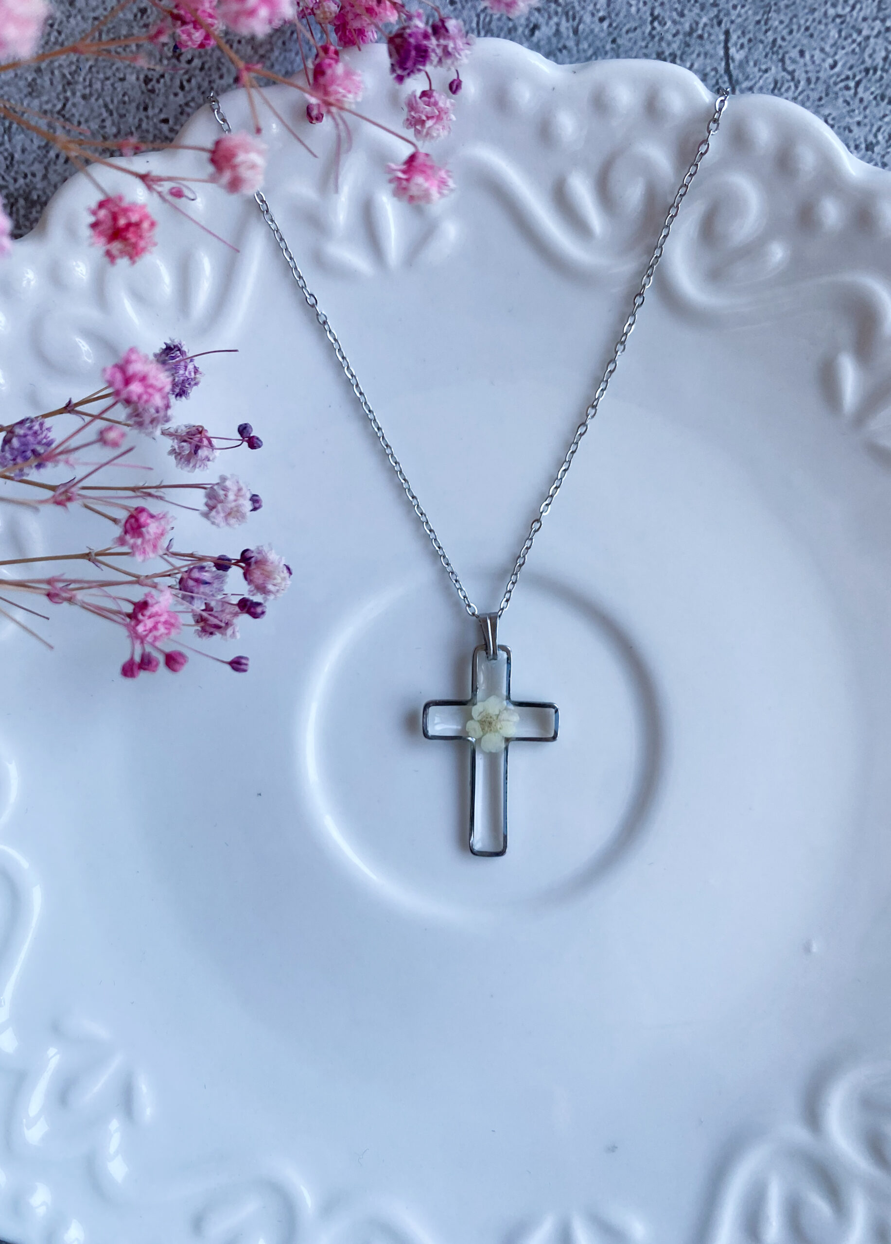 Zawieszka krzyżyk z białym kwiatem - obrazek 6