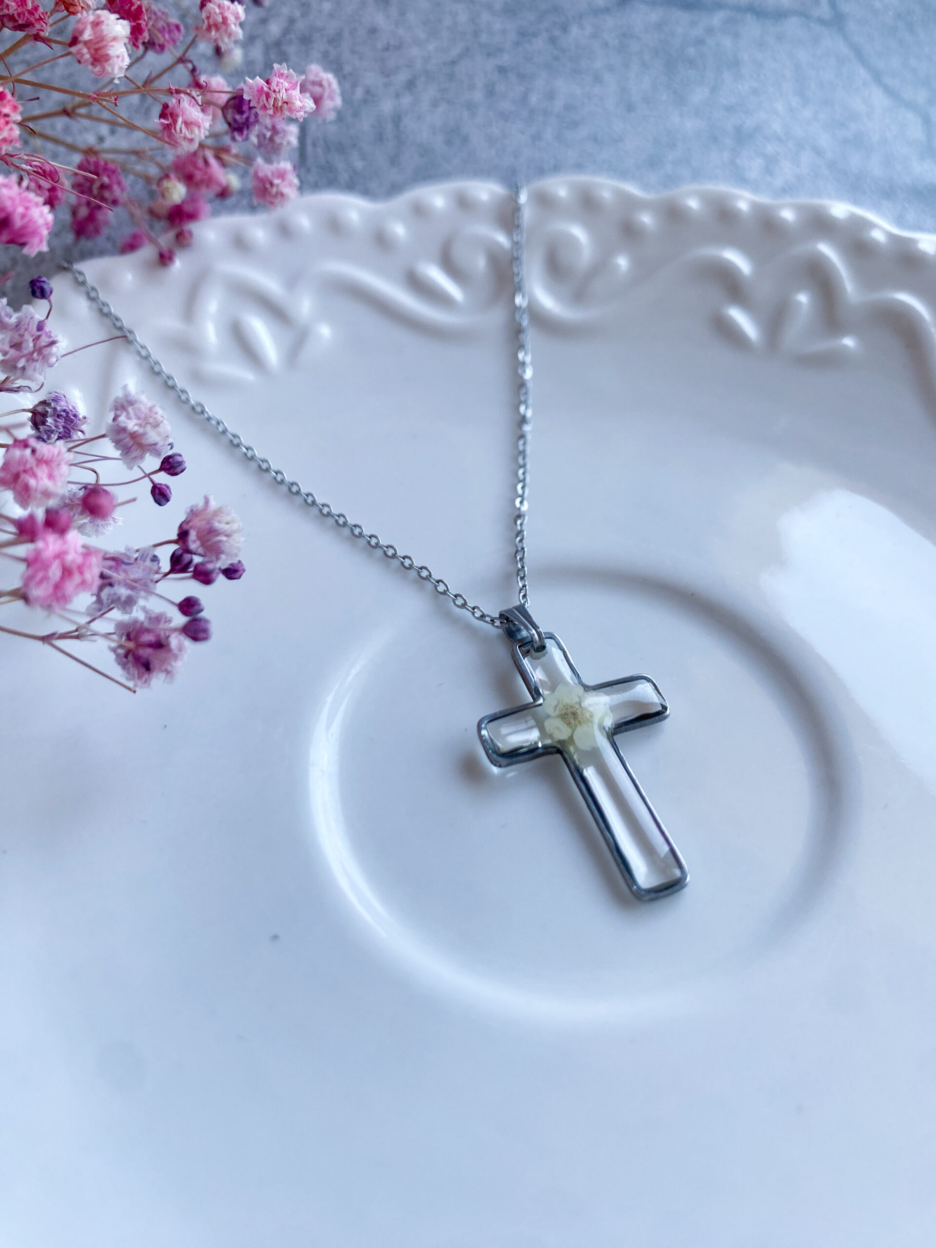 Zawieszka krzyżyk z białym kwiatem - obrazek 5