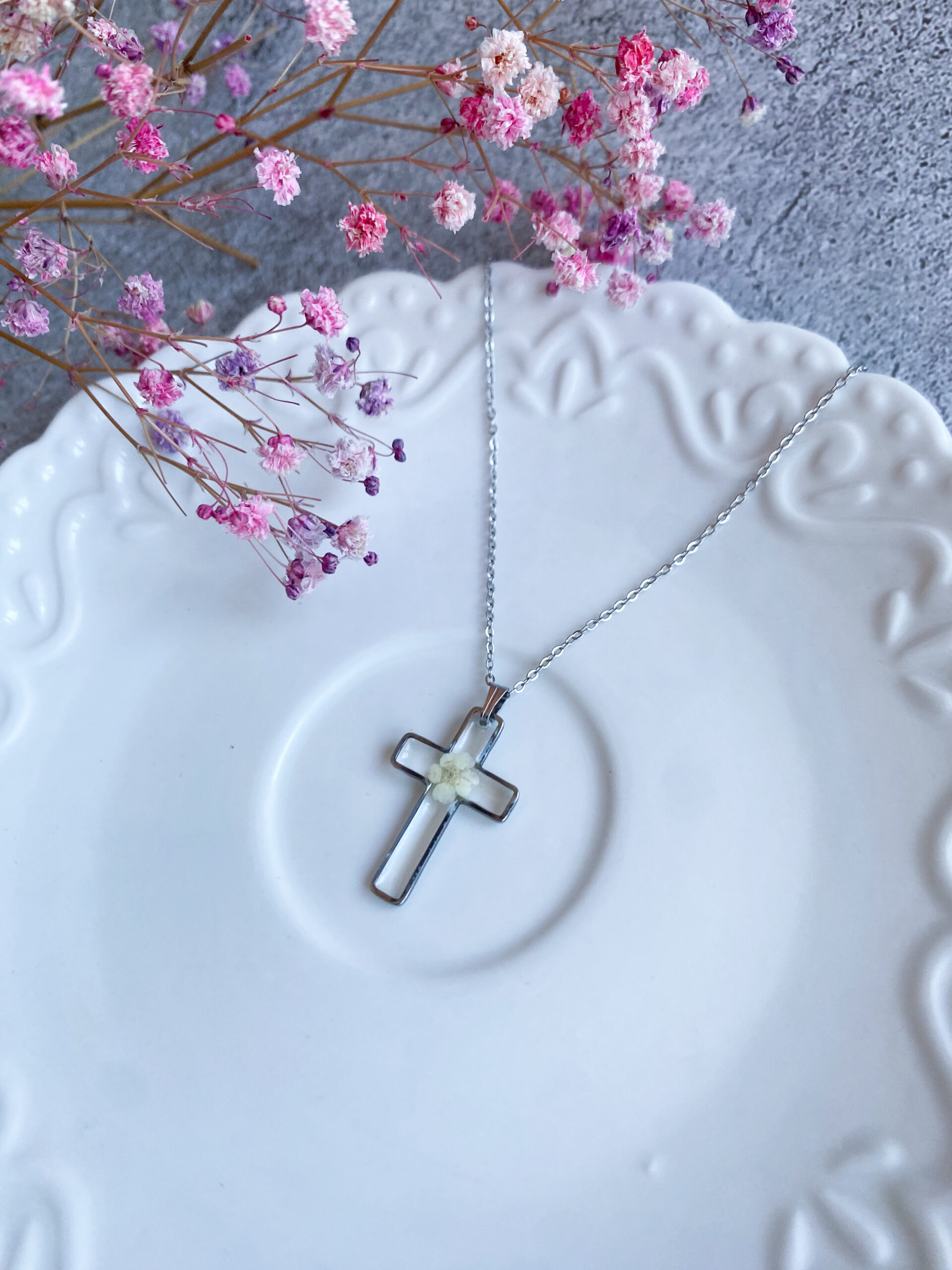 Zawieszka krzyżyk z białym kwiatem - obrazek 4