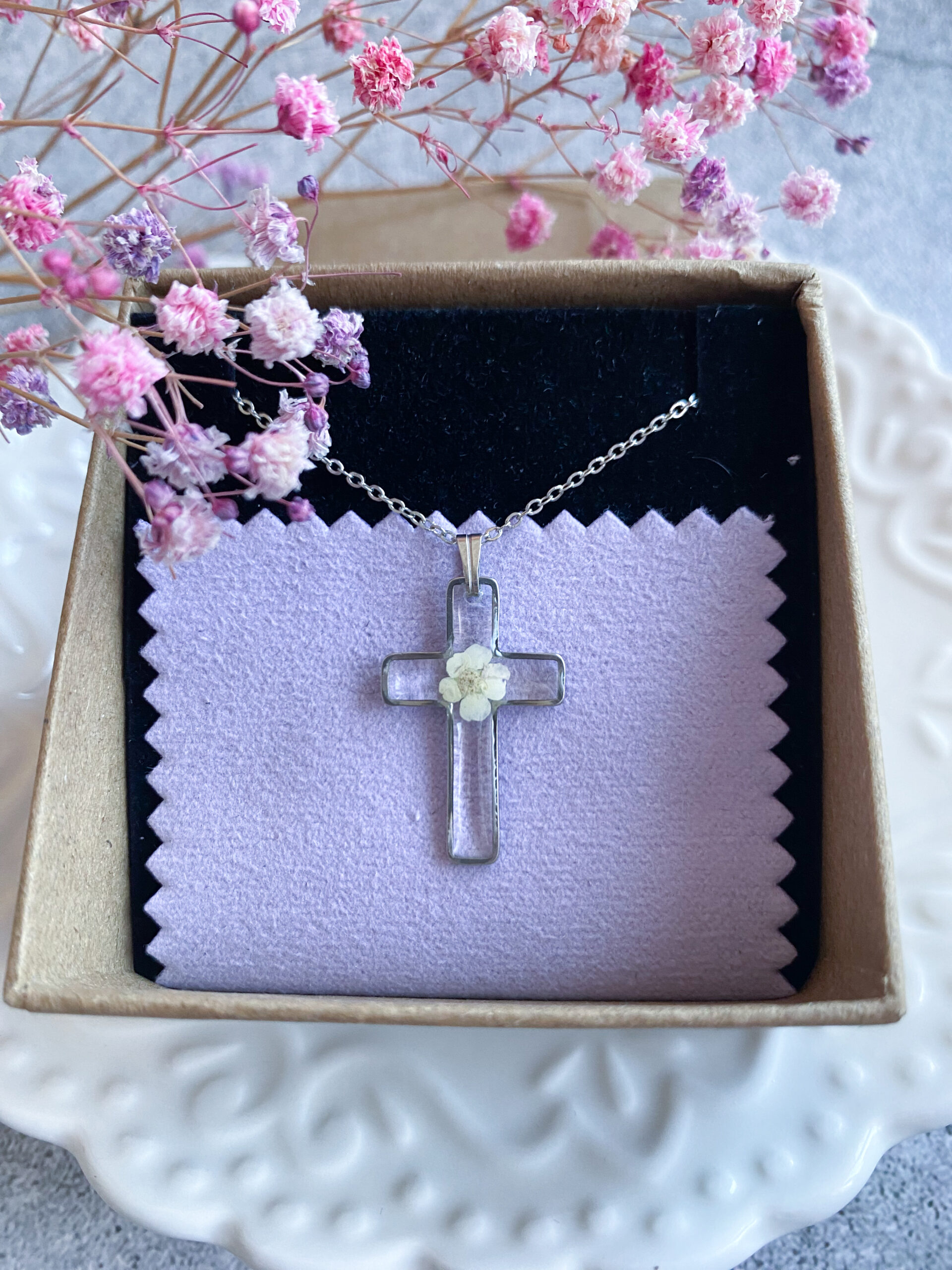 Zawieszka krzyżyk z białym kwiatem - obrazek 3