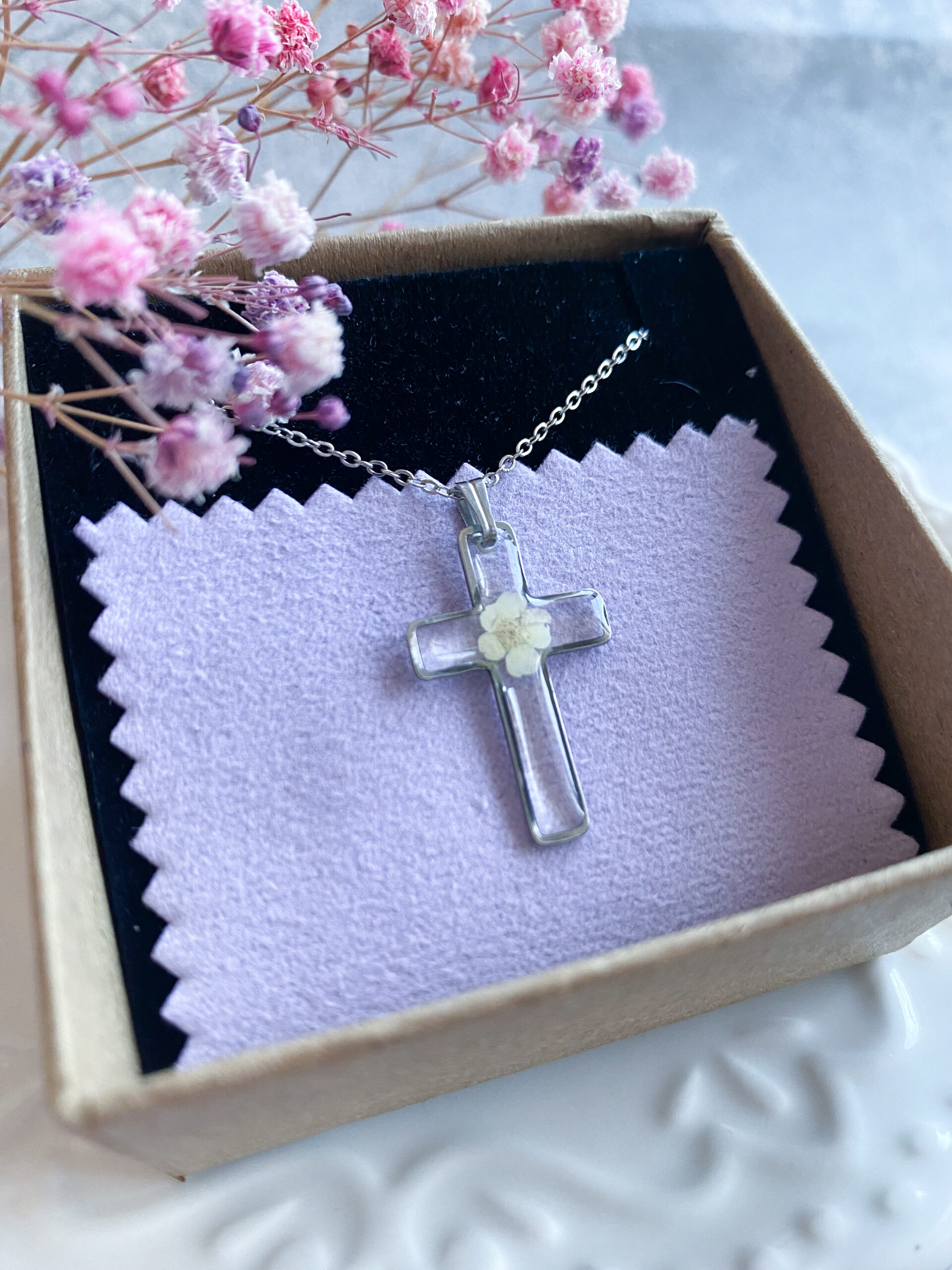 Zawieszka krzyżyk z białym kwiatem - obrazek 2