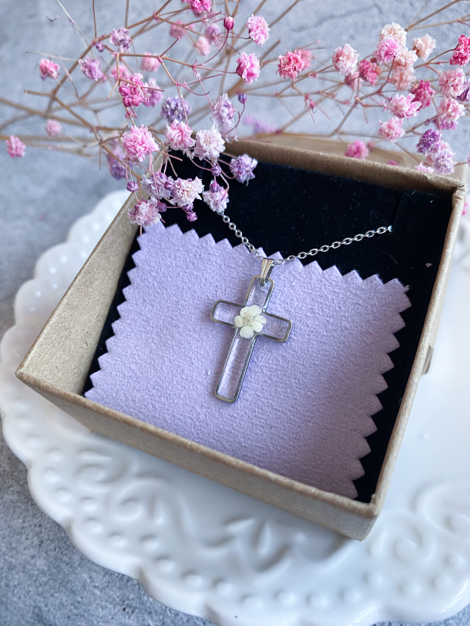 Zawieszka krzyżyk z białym kwiatem