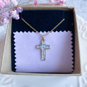 Zawieszka krzyżyk z miętowym kwiatem marchwii