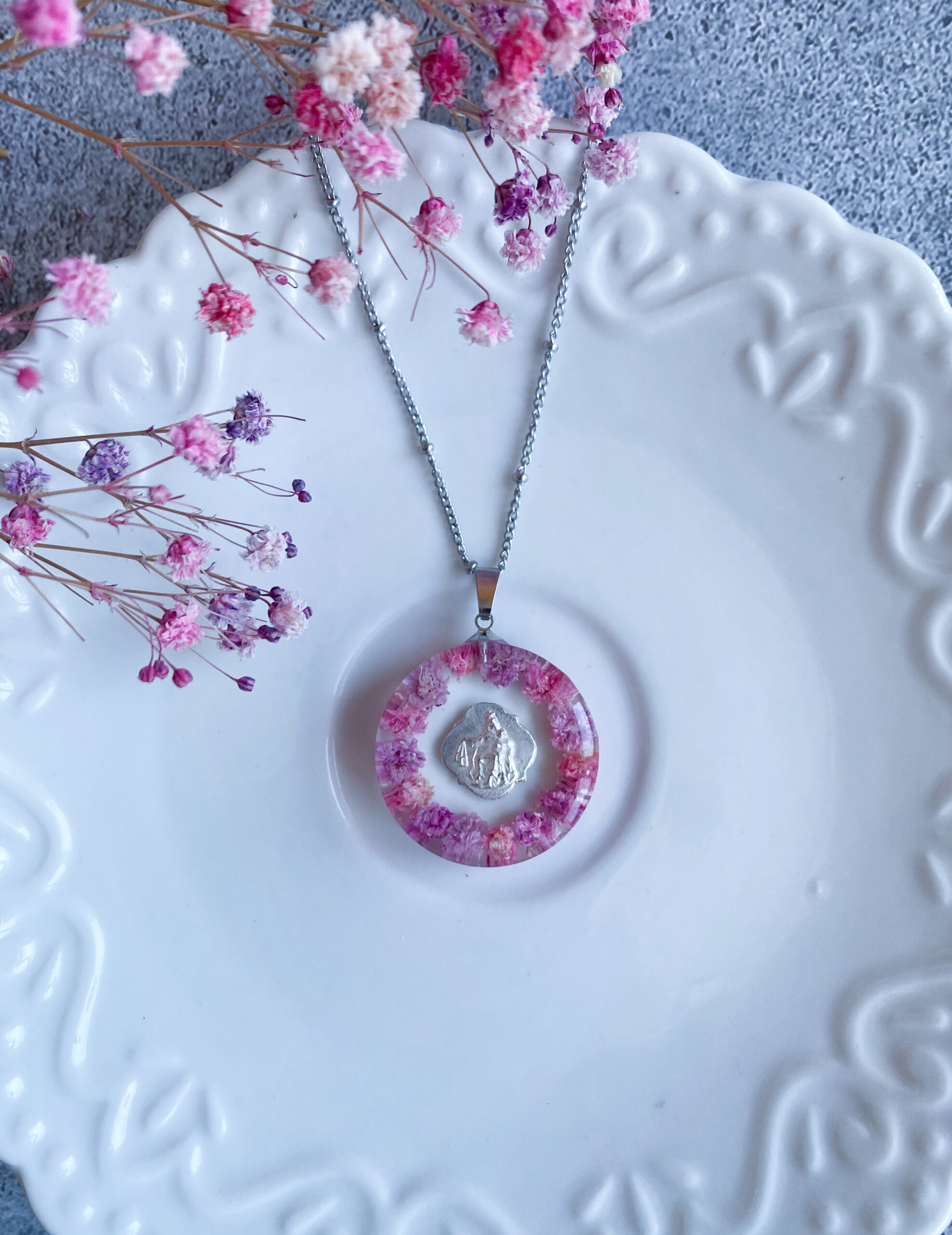 Zawieszka z różową gipsówką i medalikiem - obrazek 2