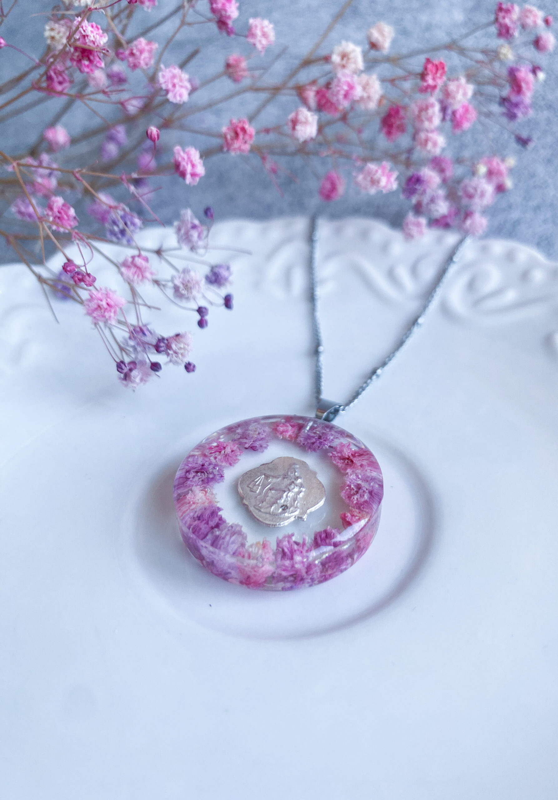 Zawieszka z różową gipsówką i medalikiem - obrazek 3