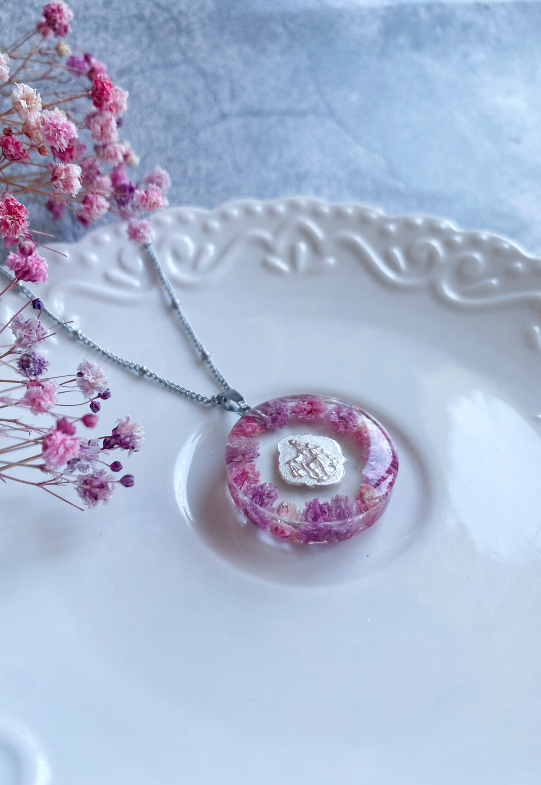 Zawieszka z różową gipsówką i medalikiem - obrazek 4