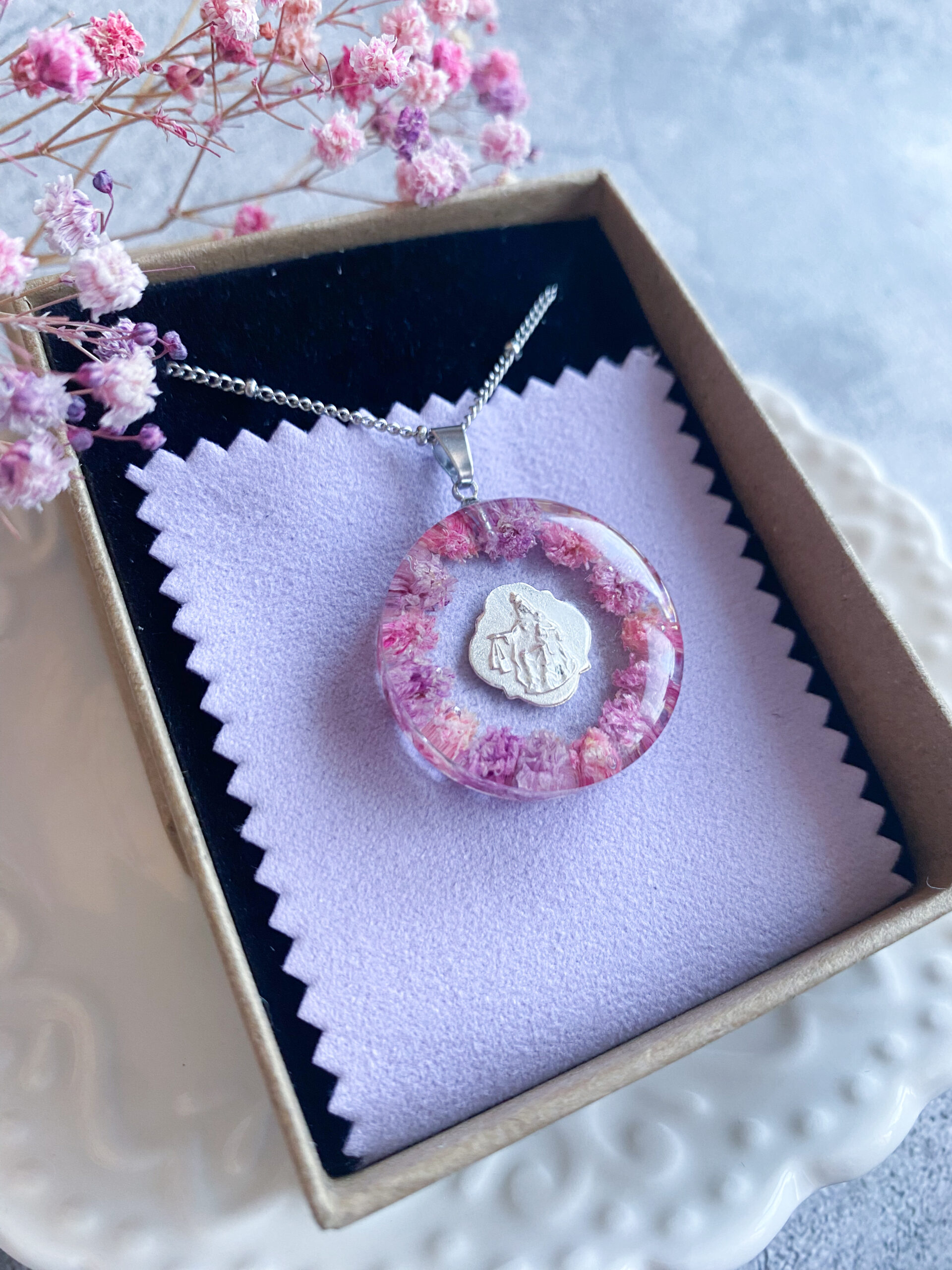 Zawieszka z różową gipsówką i medalikiem