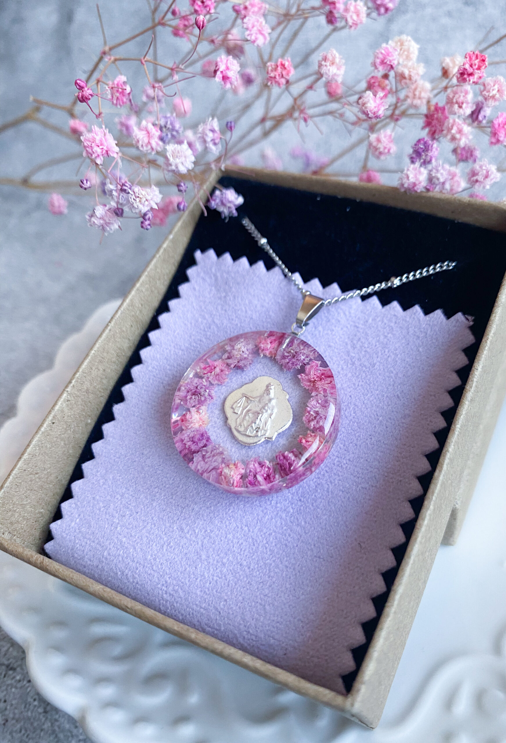 Zawieszka z różową gipsówką i medalikiem - obrazek 6