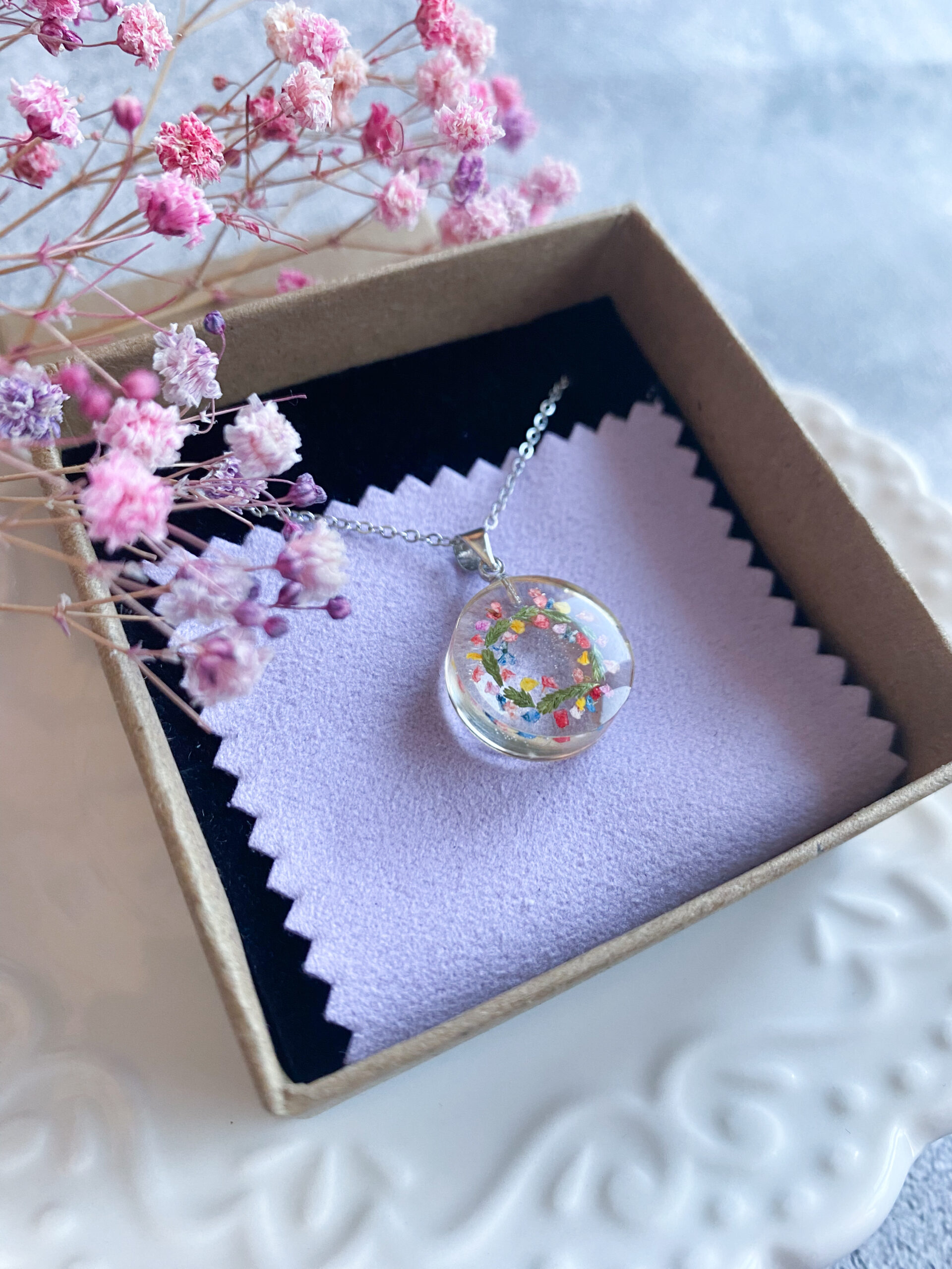 Zawieszka z kwiatami marchwii