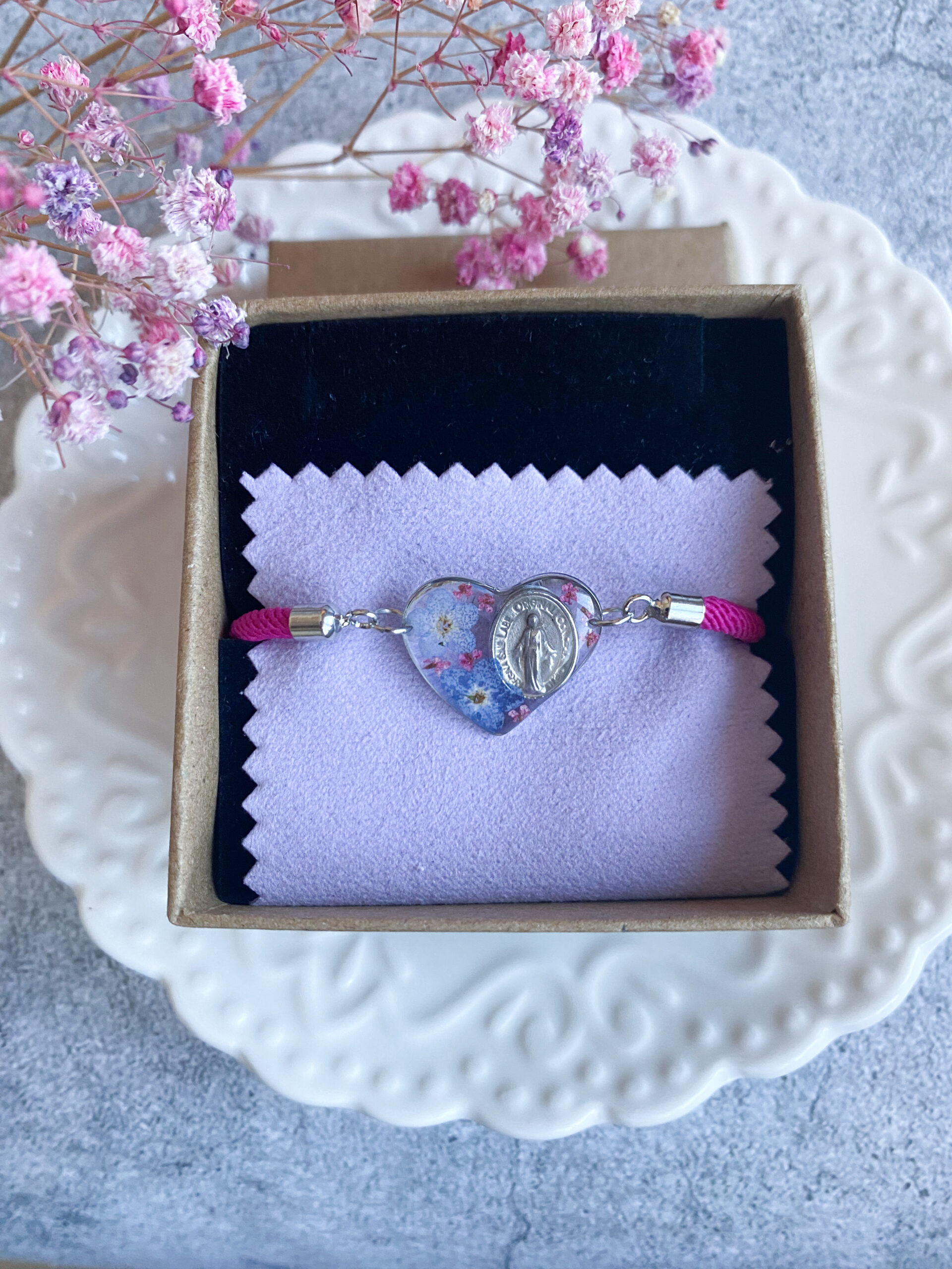 Bransoletka z z niezapominajkami i medalikiem - obrazek 5