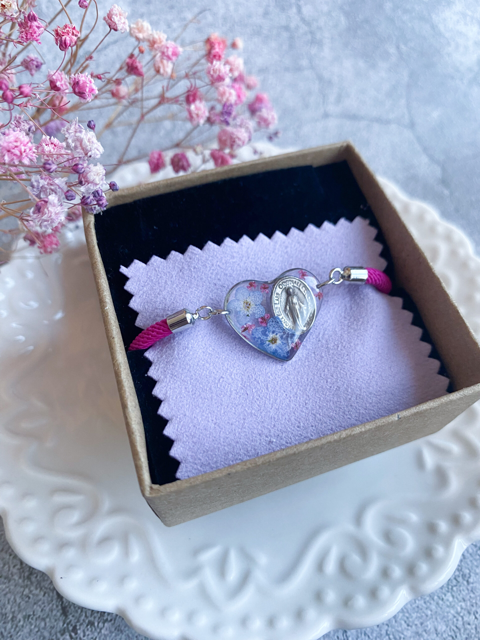 Bransoletka z z niezapominajkami i medalikiem - obrazek 6