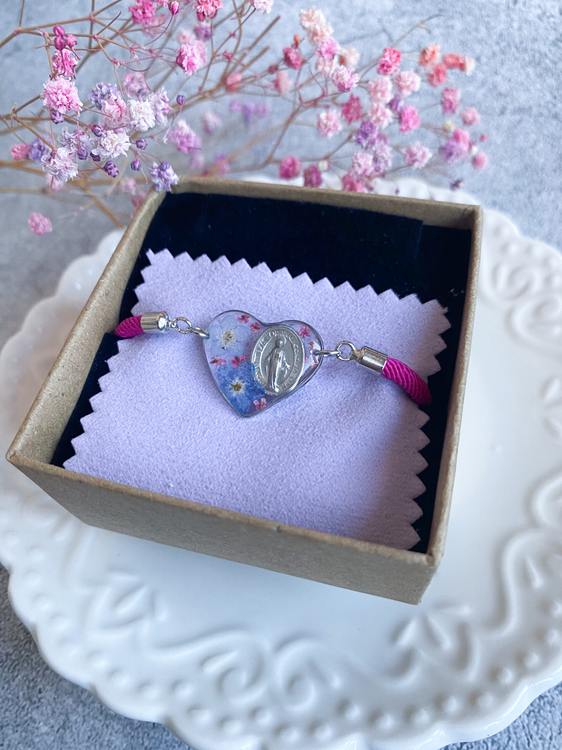 Bransoletka z z niezapominajkami i medalikiem - obrazek 7