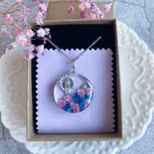 Zawieszka z niebiesko- różową gipsówką i medalikiem