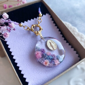 Zawieszka z kolorową gipsówką i medalikiem