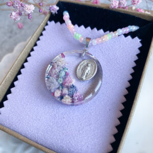 Zawieszka z kolorową gipsówką i medalikiem