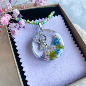 Zawieszka z kolorową gipsówką i medalikiem