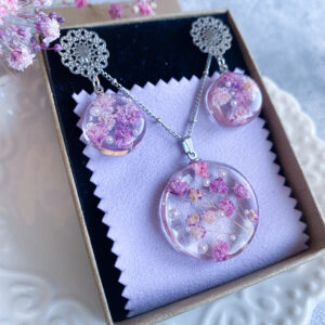 Zestaw z fioletowo- różową gipsówką zawieszka i kolczyki