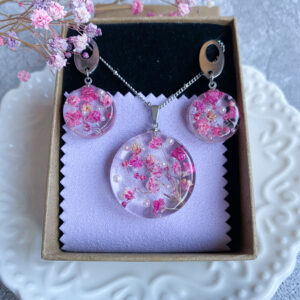 Zestaw z różową gipsówką zawieszka i kolczyki