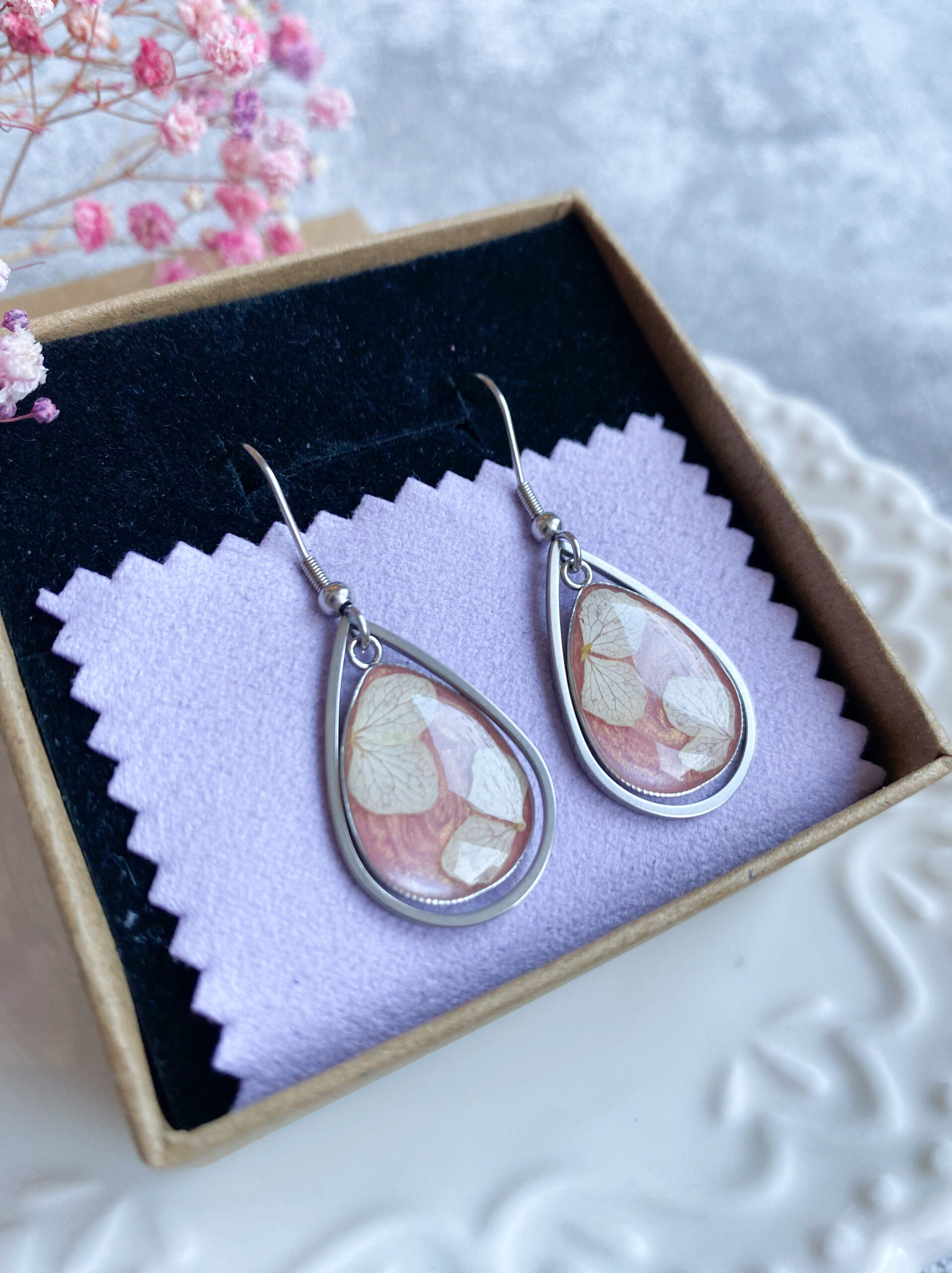 Kolczyki z białą hortensją - obrazek 3