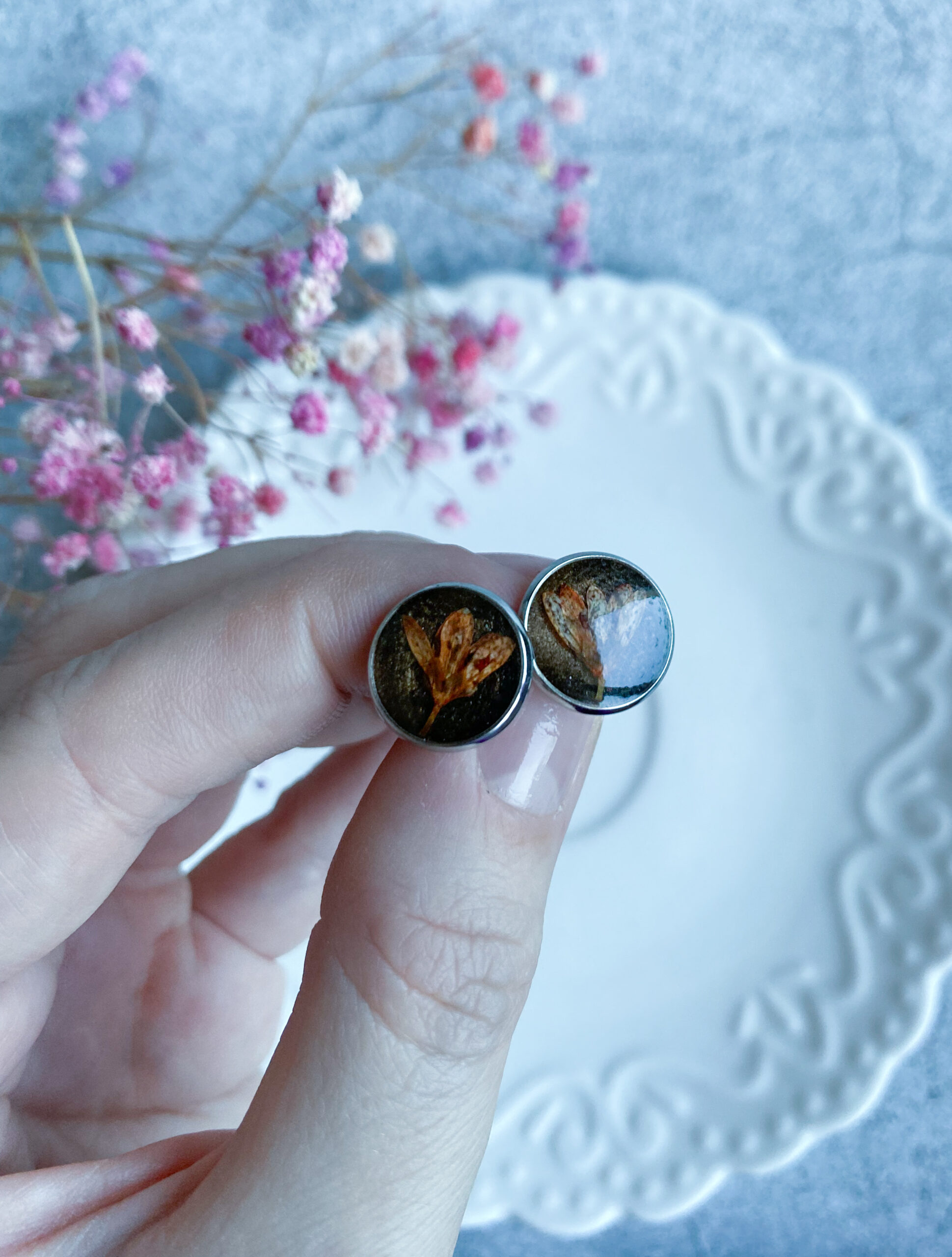 Kolczyki wkrętki z rudym kwiatem - obrazek 5