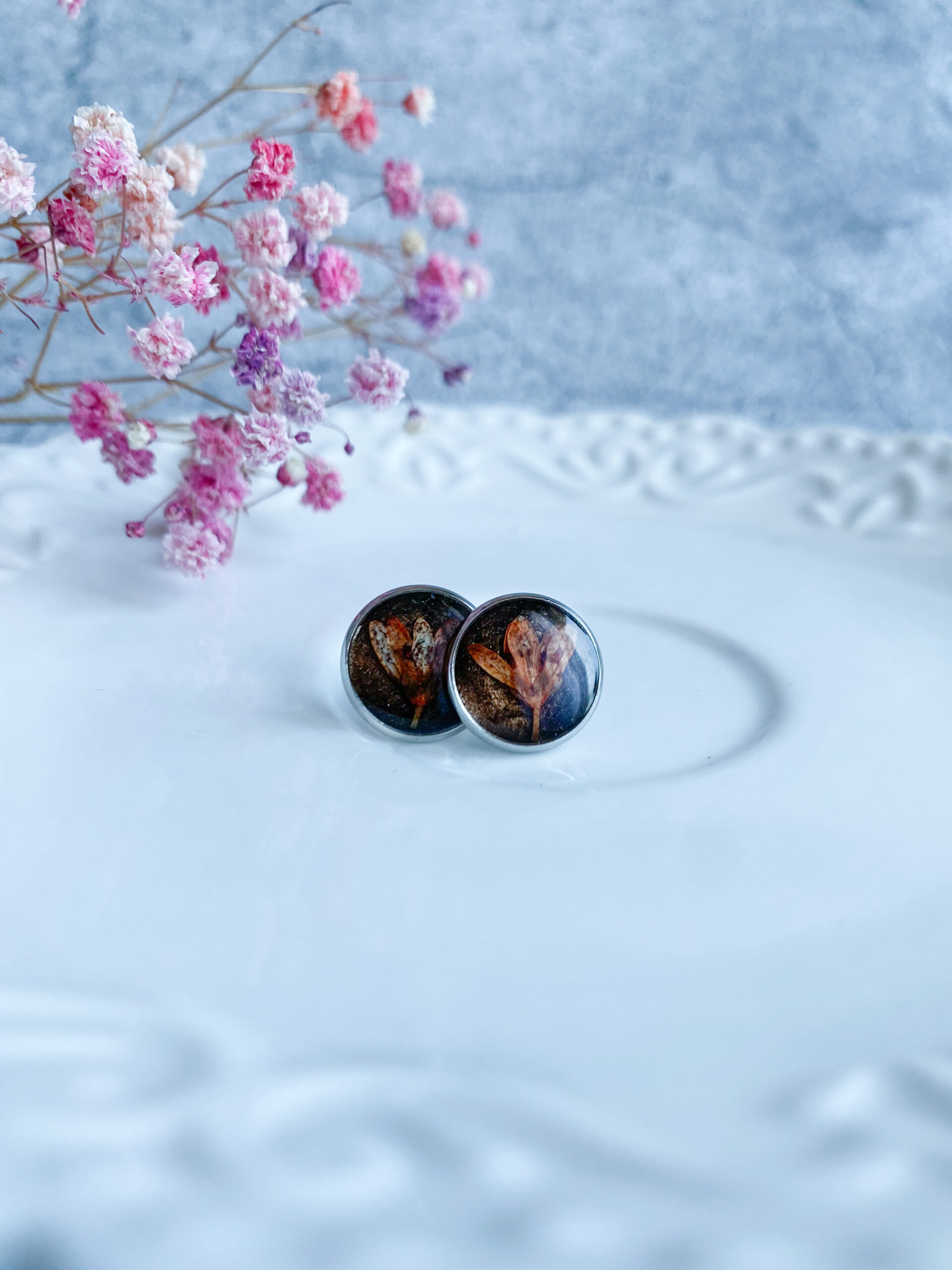 Kolczyki wkrętki z rudym kwiatem - obrazek 4