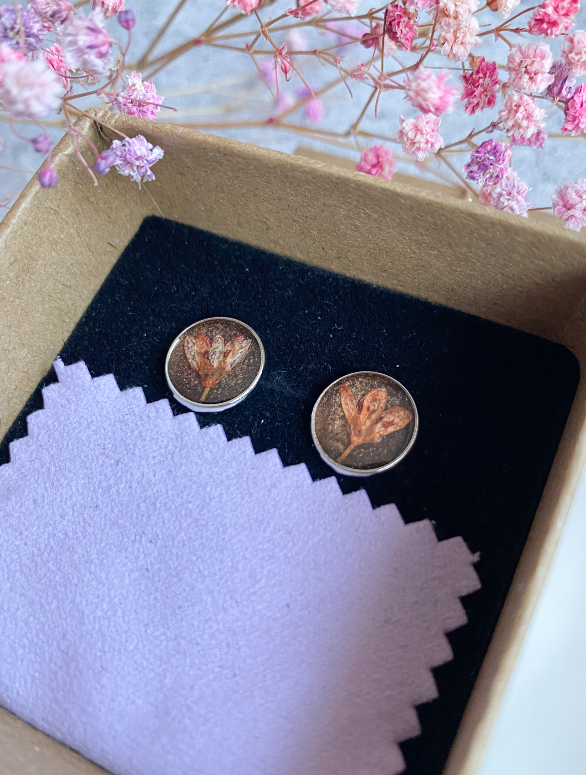 Kolczyki wkrętki z rudym kwiatem - obrazek 2