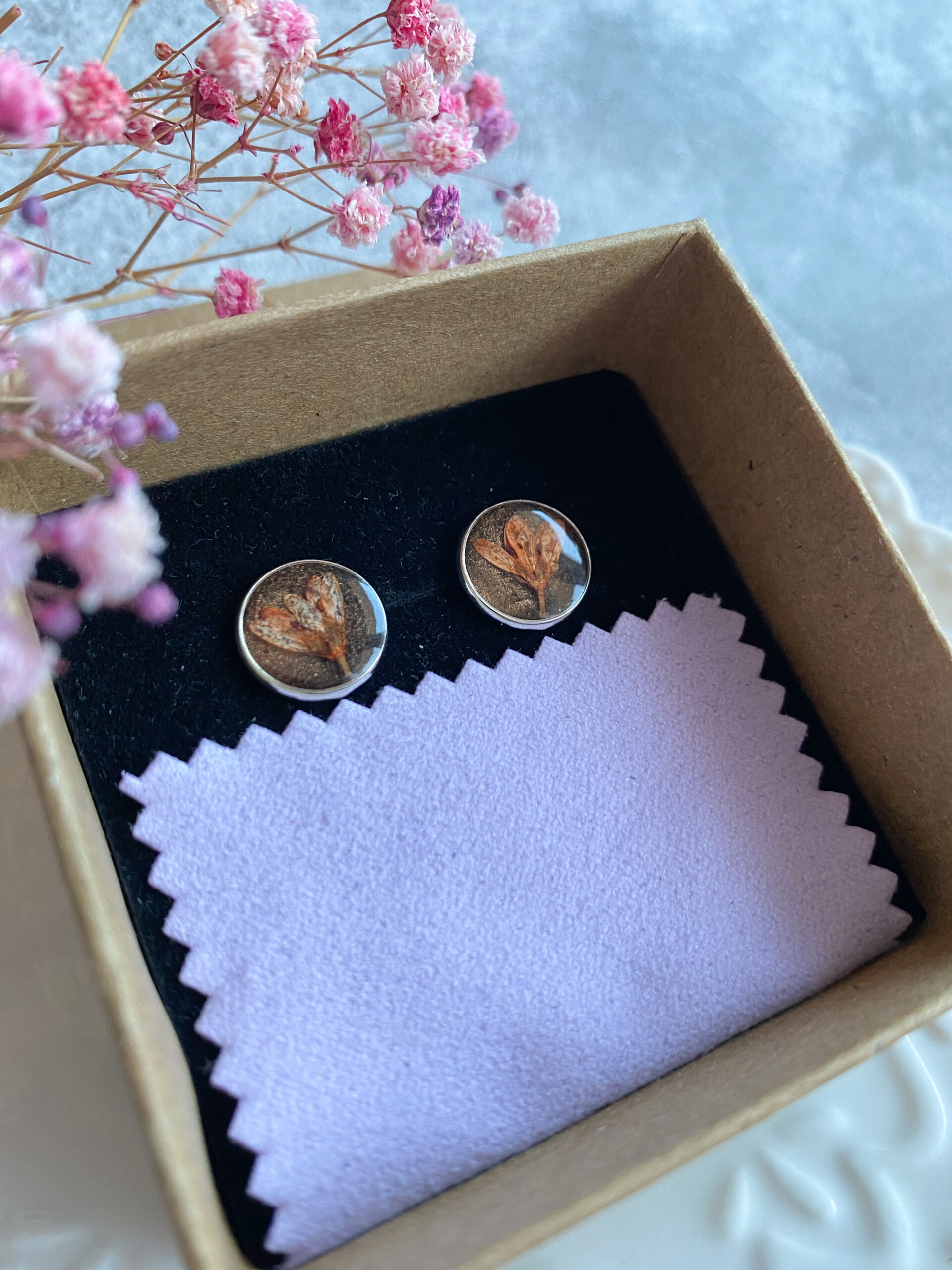 Kolczyki wkrętki z rudym kwiatem