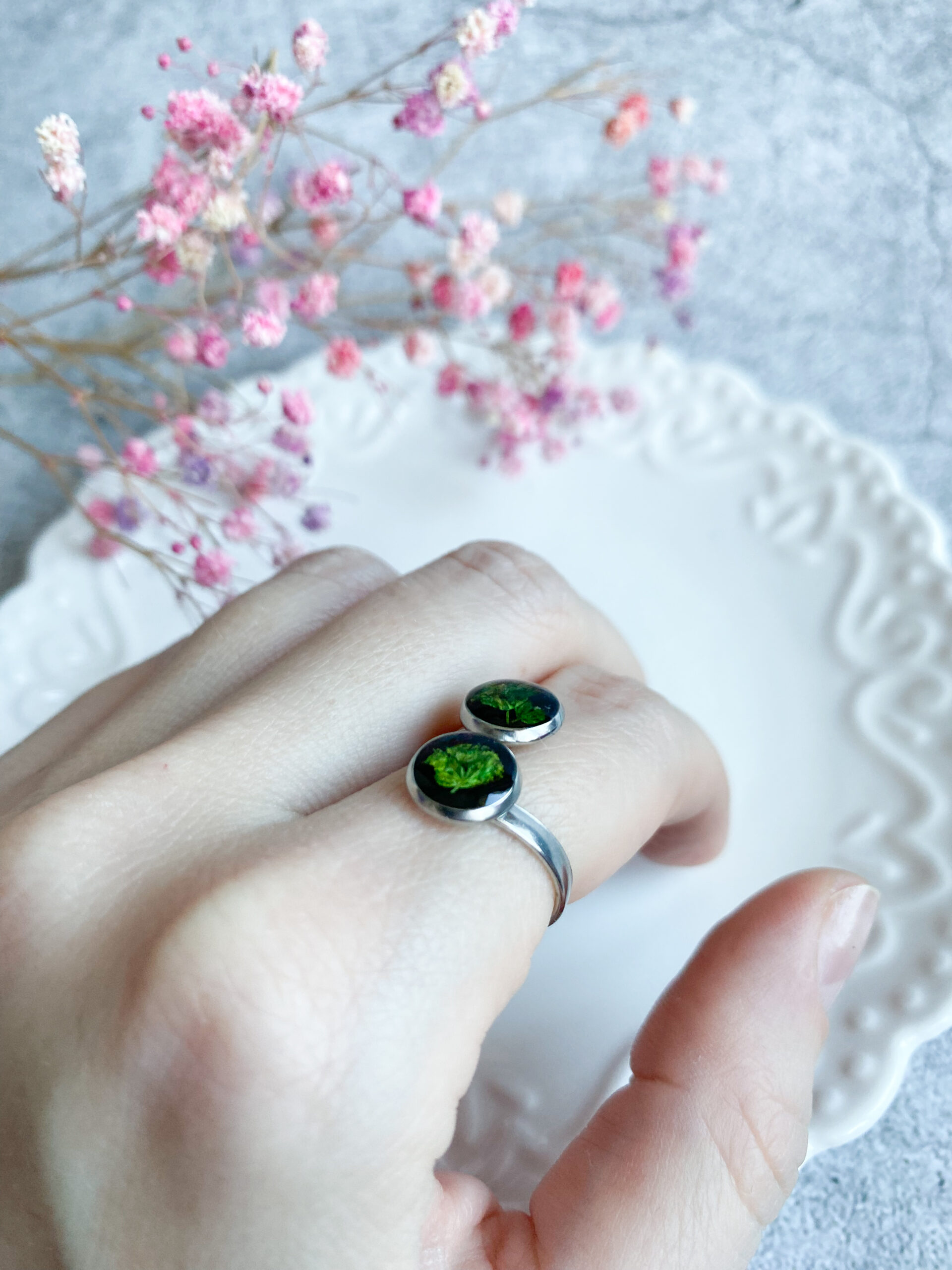 Pierścionek z zieloną gipsówką - obrazek 2