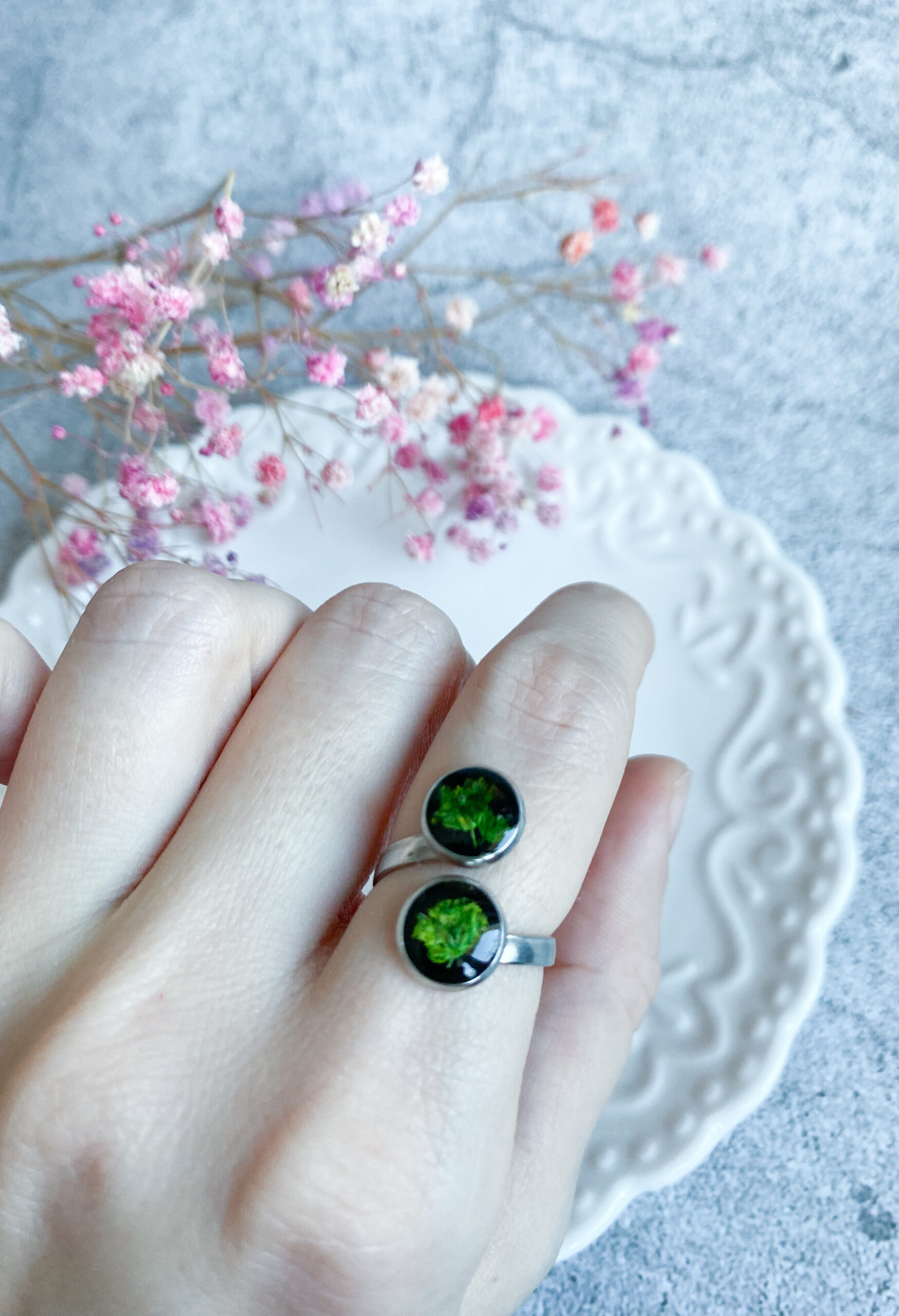 Pierścionek z zieloną gipsówką - obrazek 3