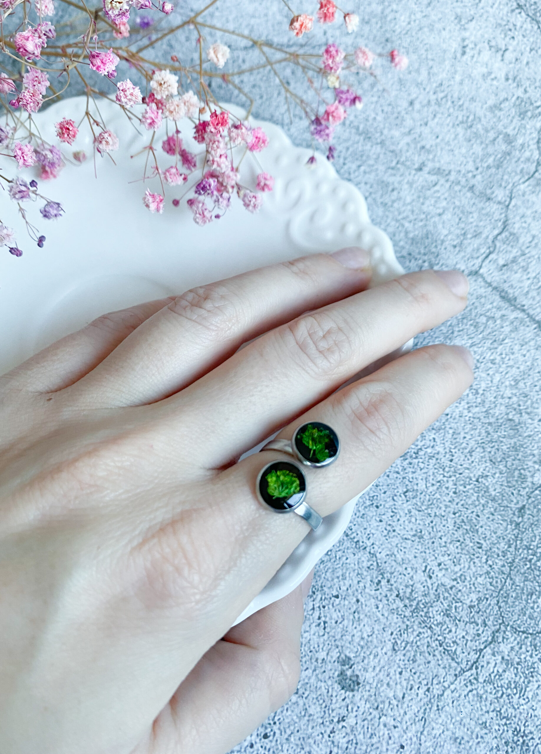 Pierścionek z zieloną gipsówką - obrazek 4