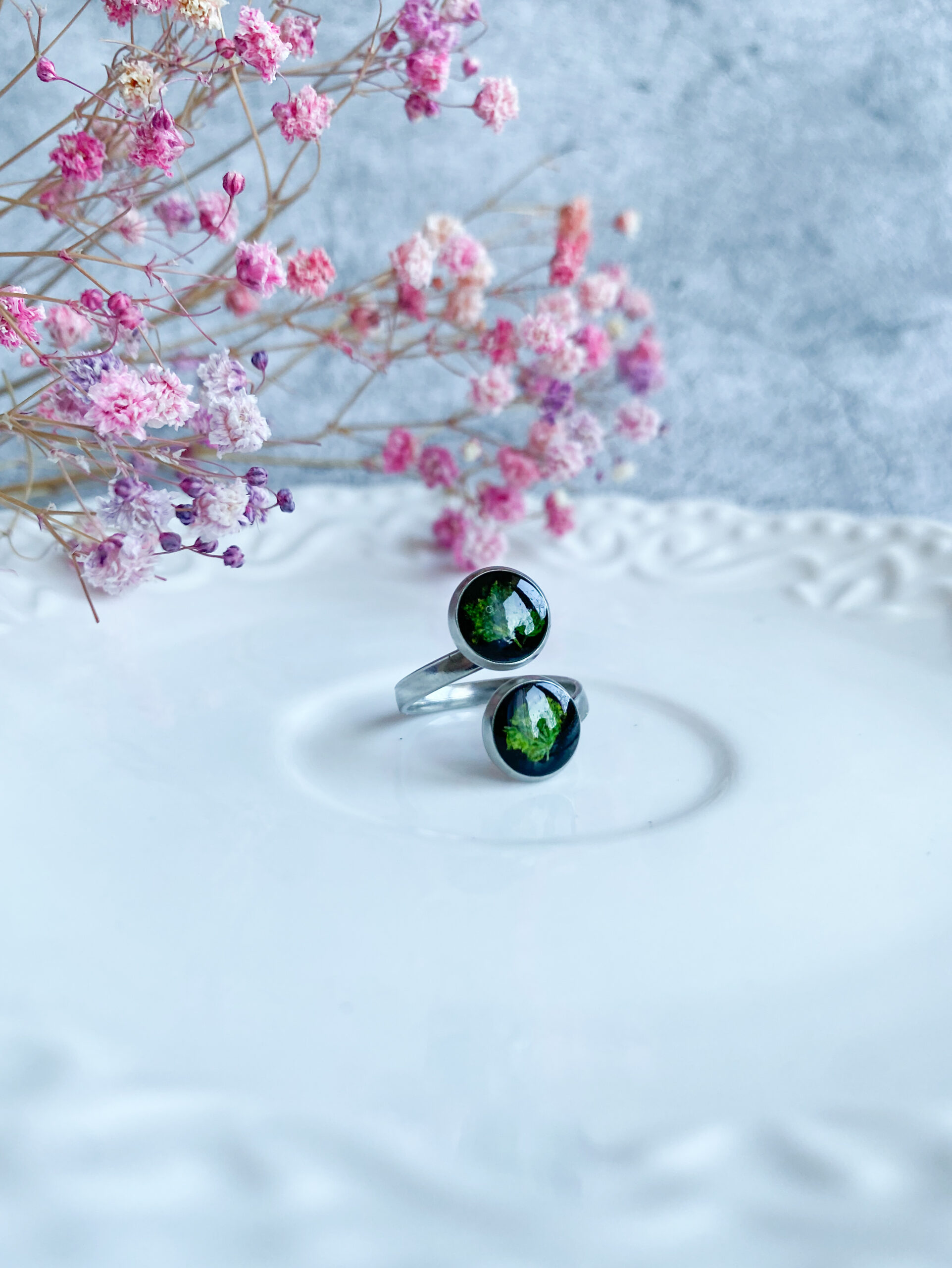 Pierścionek z zieloną gipsówką - obrazek 5