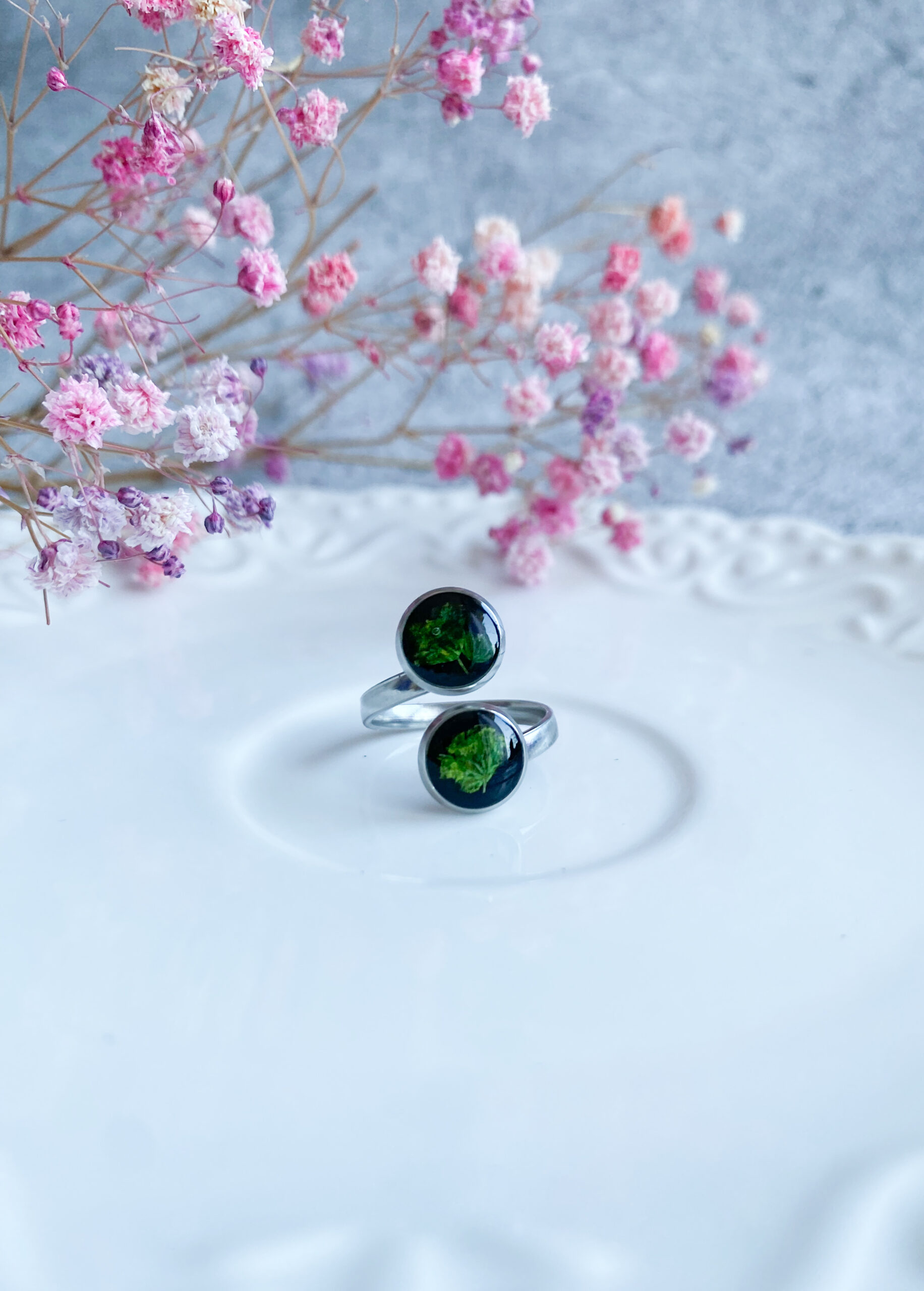 Pierścionek z zieloną gipsówką - obrazek 6