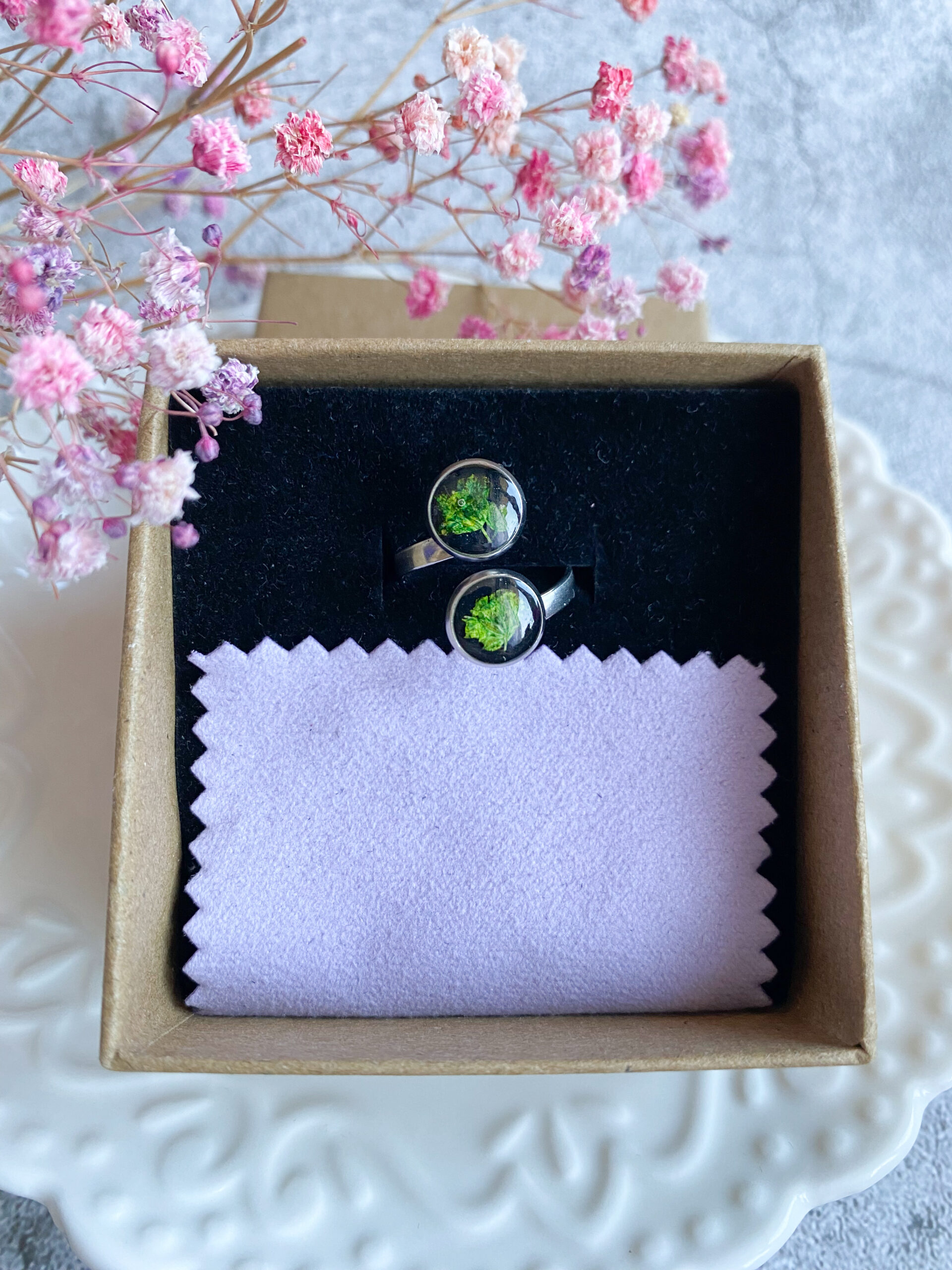 Pierścionek z zieloną gipsówką - obrazek 7