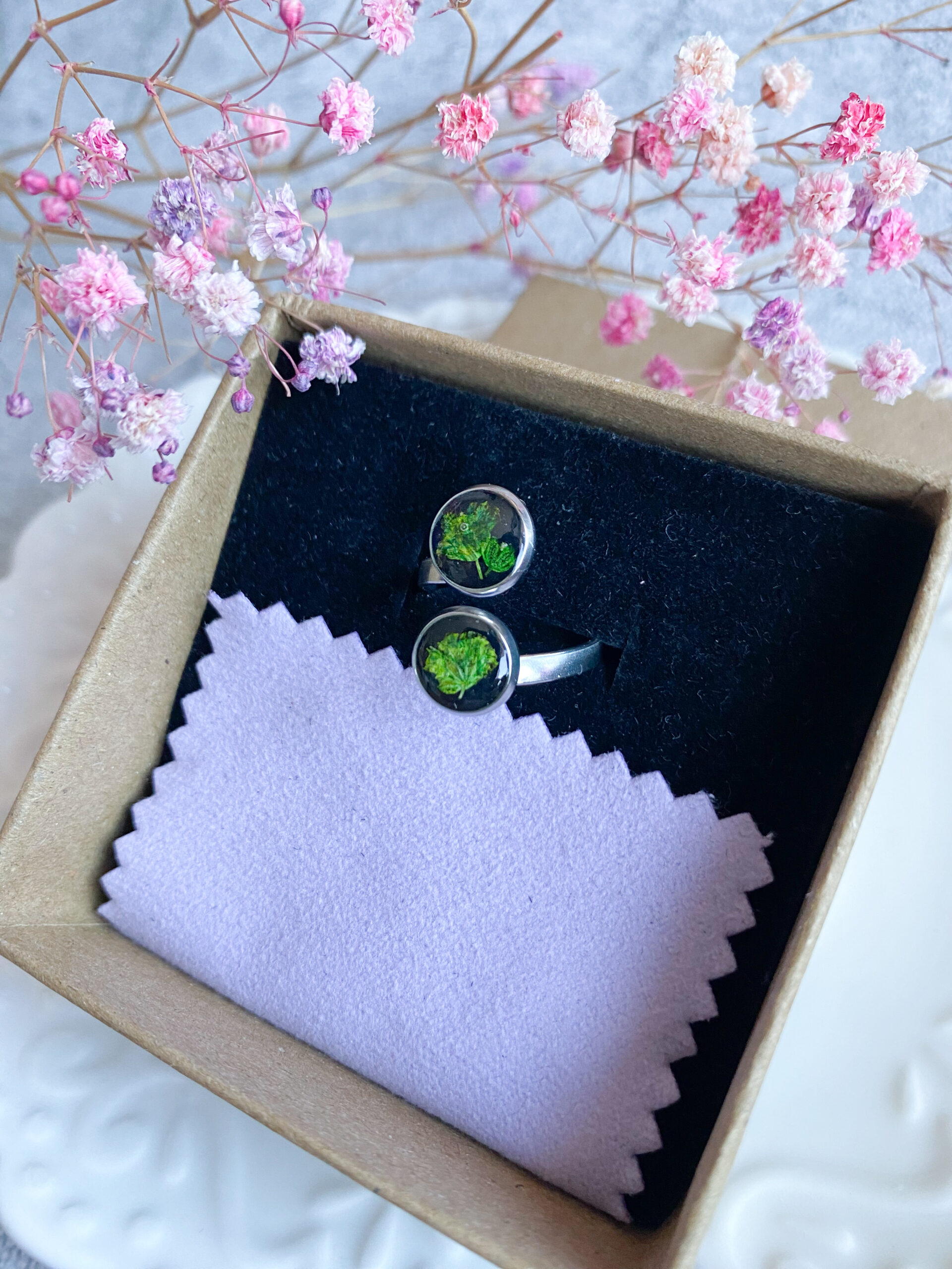 Pierścionek z zieloną gipsówką - obrazek 8