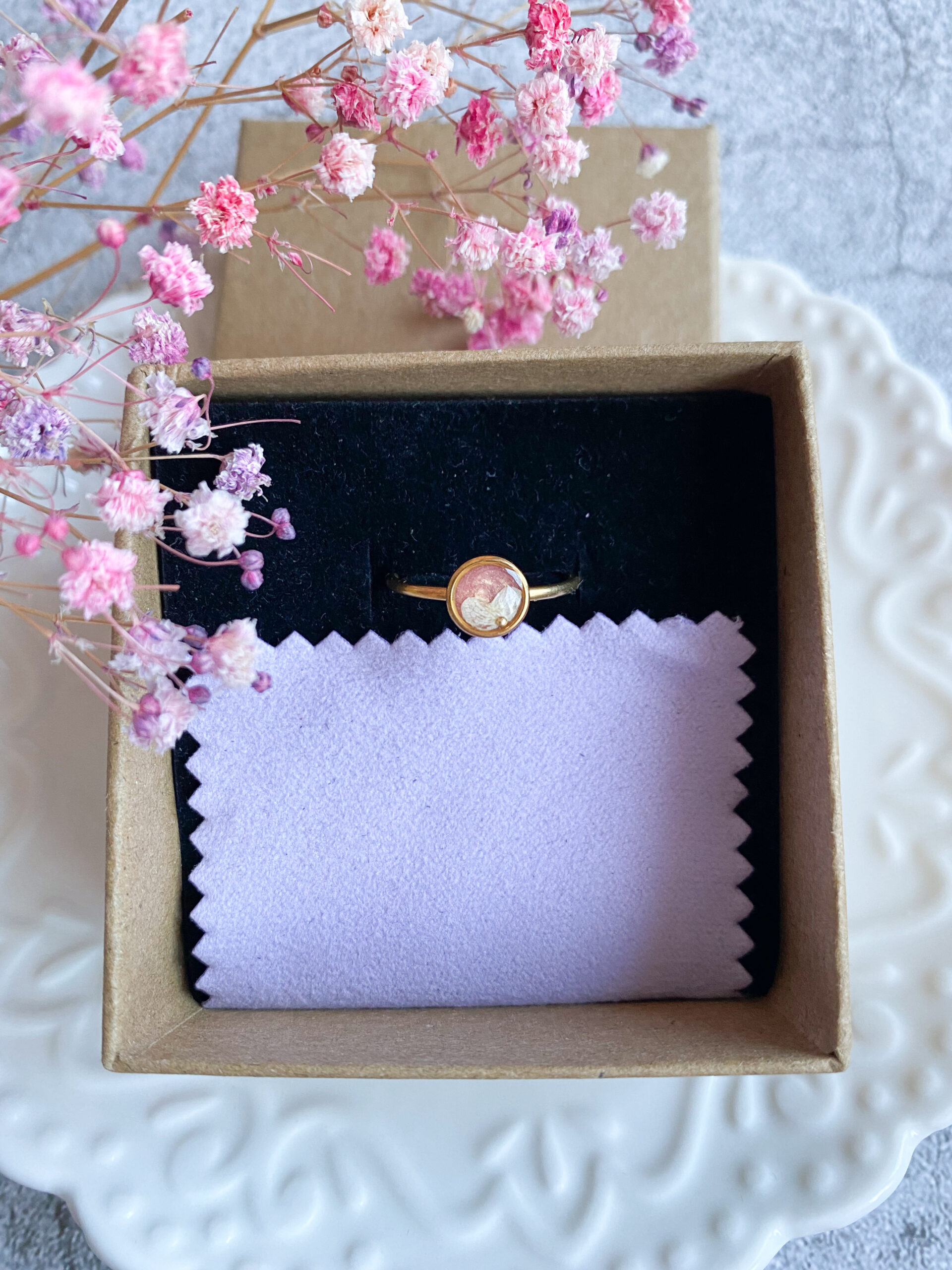 Pierścionek z białą hortensją - obrazek 2