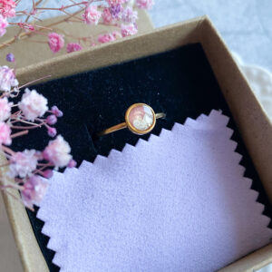 Pierścionek z białą hortensją